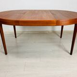 Extendable round table