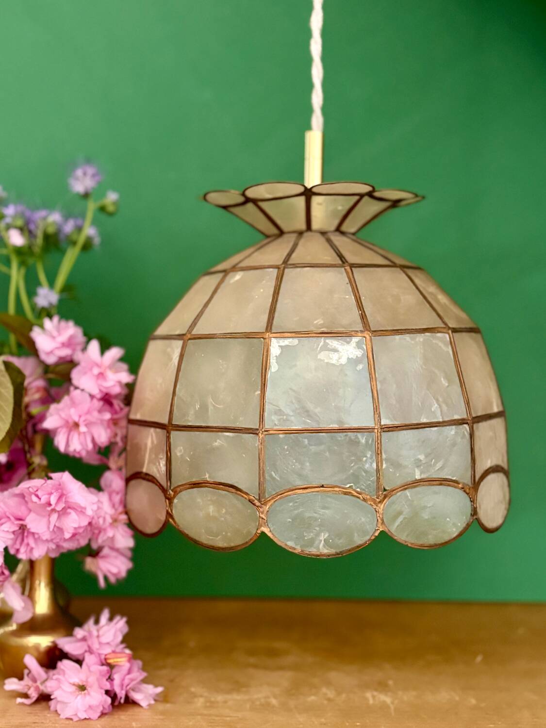 Vintage pendant light in mother-of-pearl and brass