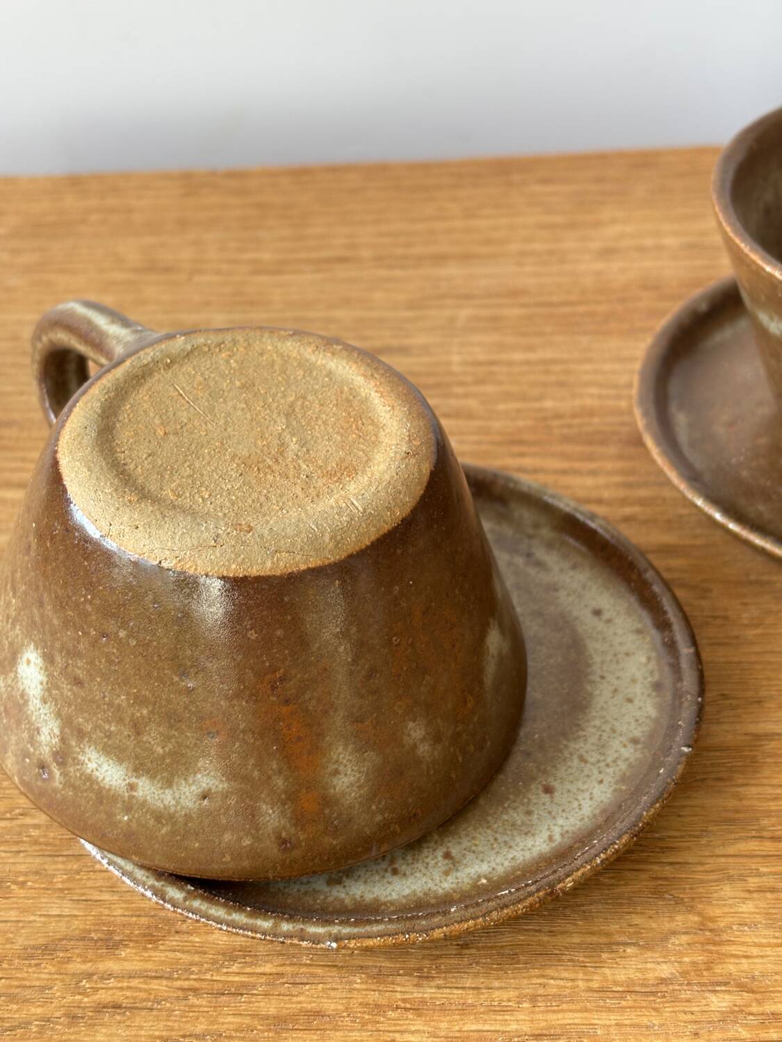 Tasses et sous-tasses en grès vintage
