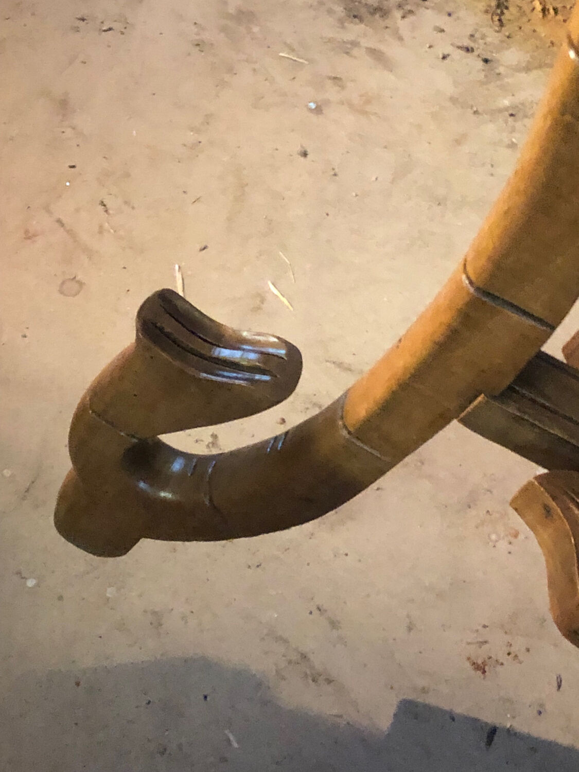 Guéridon sculpté à tête d éléphants