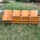 Banquette cinéma vintage 4 places marron en hêtre verni style Mid-Century années 1950