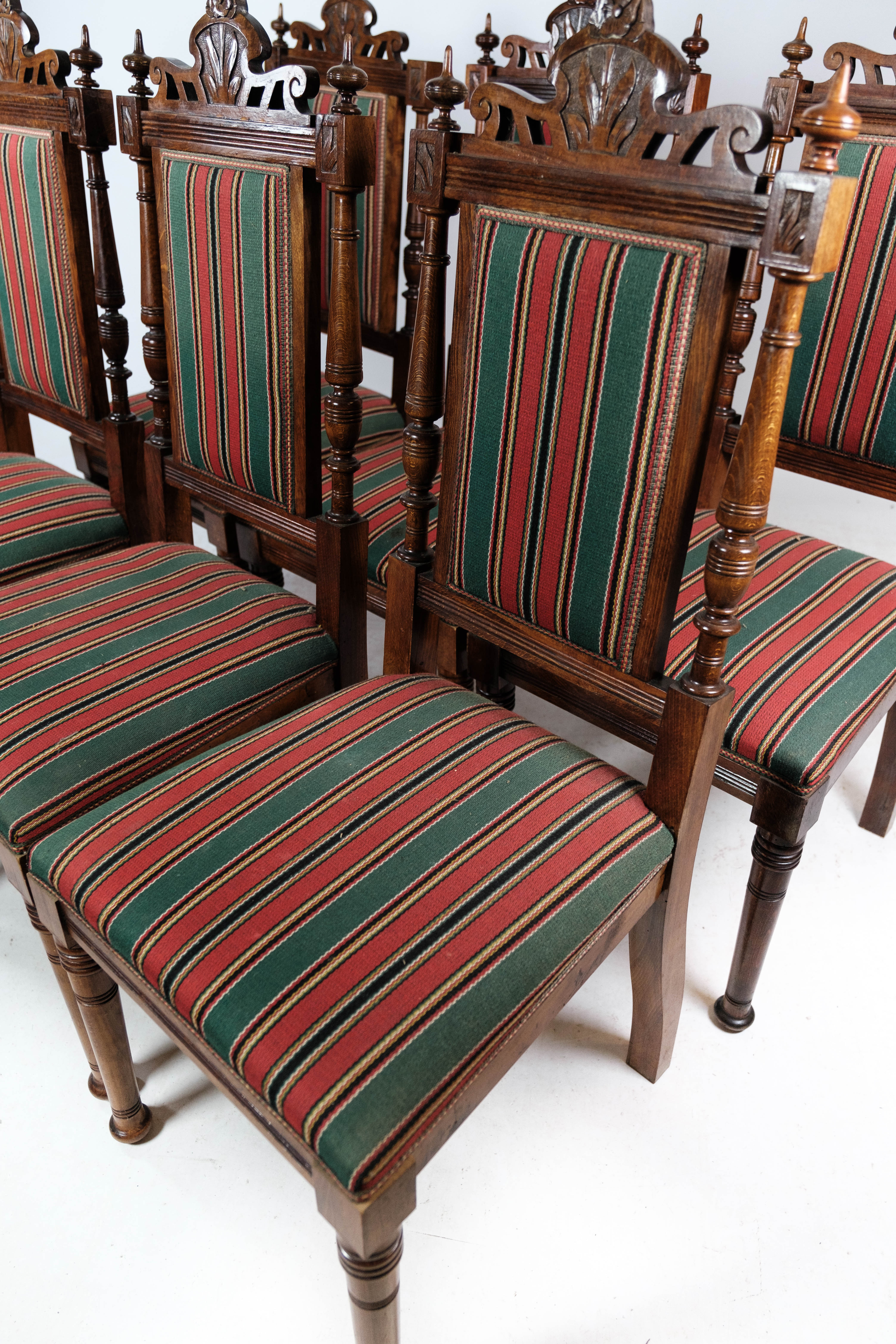 Ensemble de six chaises de salle à manger en chêne et rembourrées de tissu rayé, années 1920