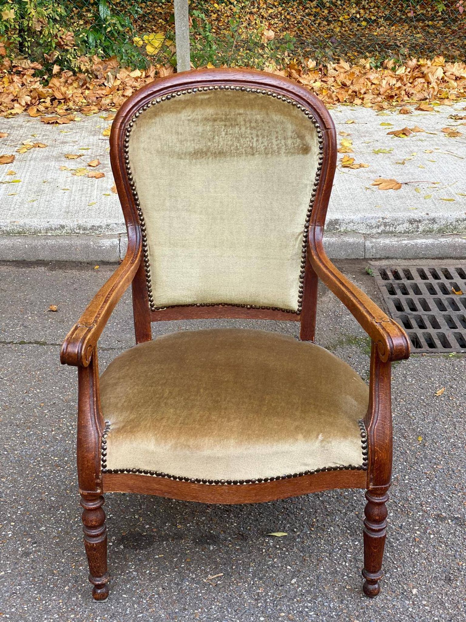 Fauteuil impérial en chêne et velours beige du 19ème siècle