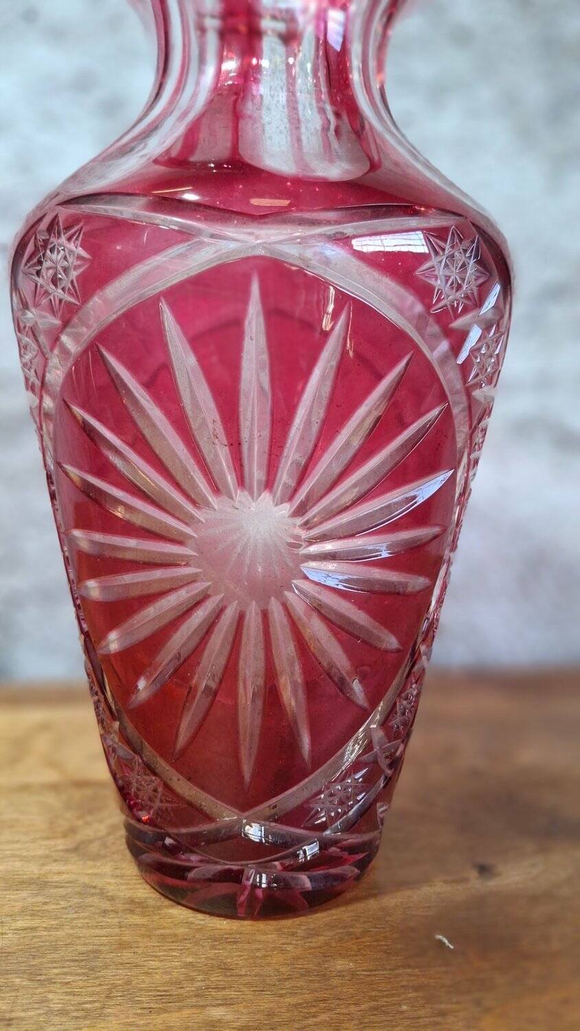 Bohème large crystal vase with red overlay, wheel-cut, Belle Époque.