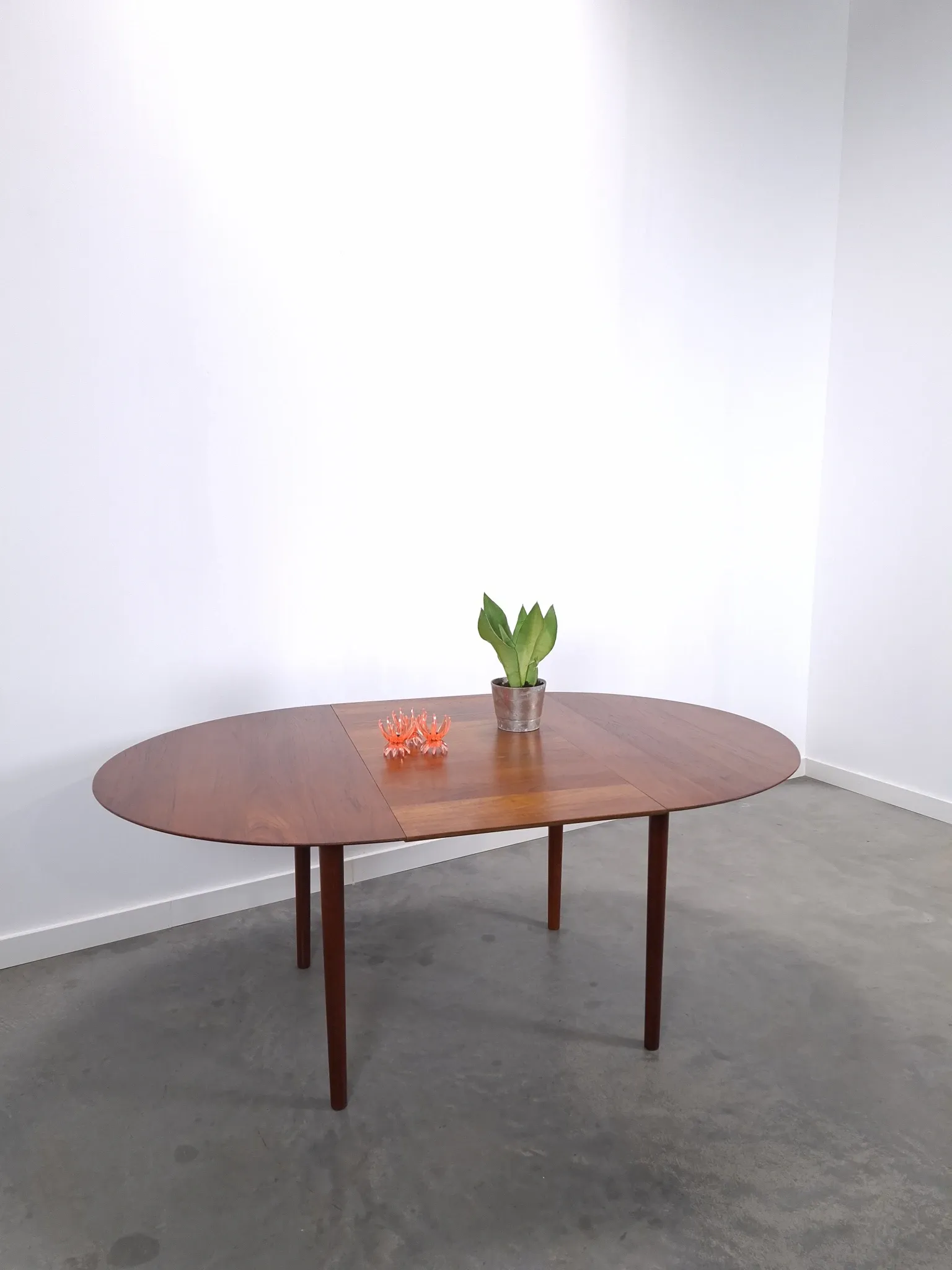 Vintage Danish Søborg Møbelfabrik extendable oval round dining table teak