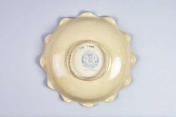 Coupe et boîte Longwy en émaux craquelés beige à décor doré