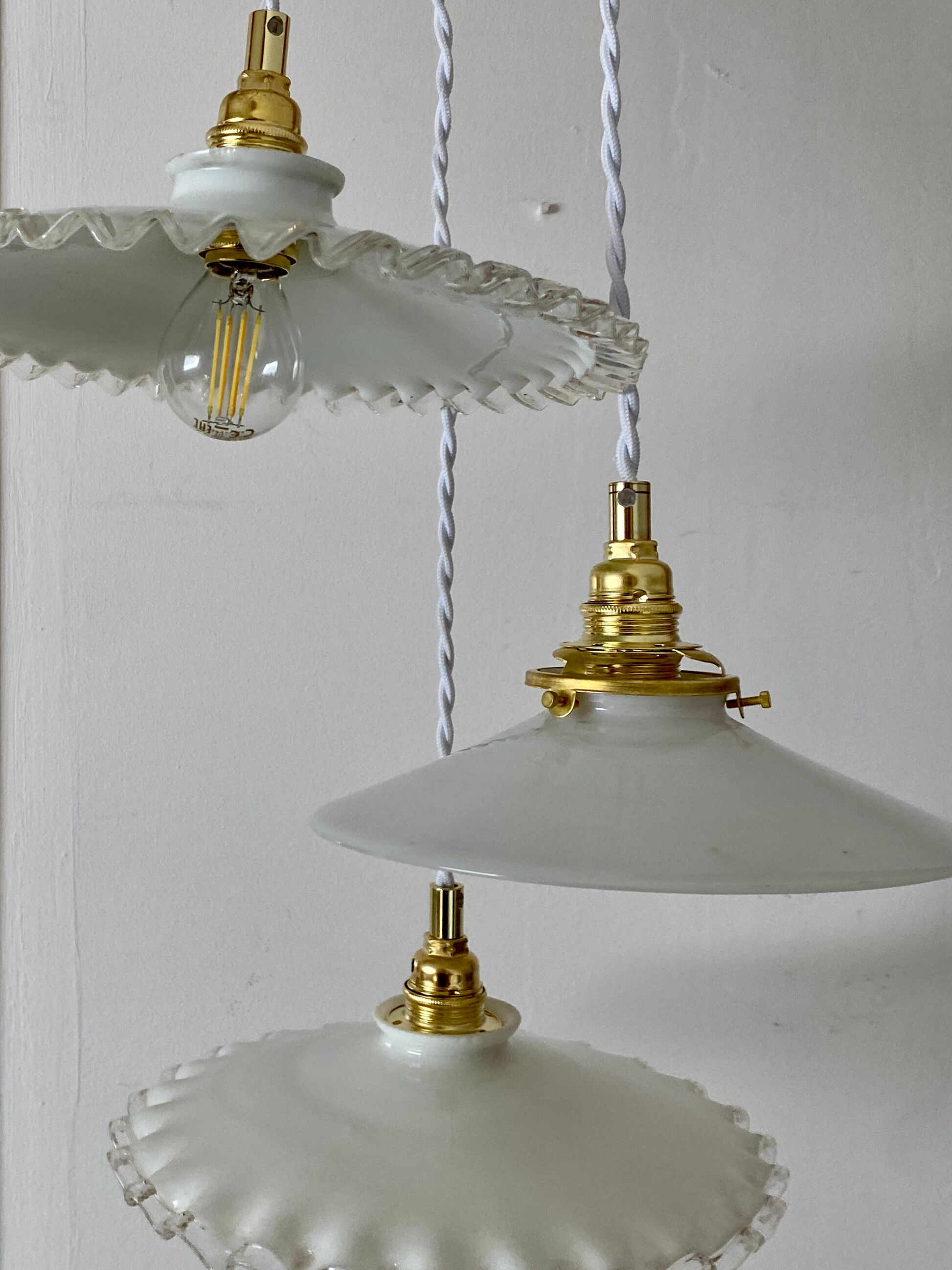Three-light cascading pendant lamp with vintage white opaline lampshade