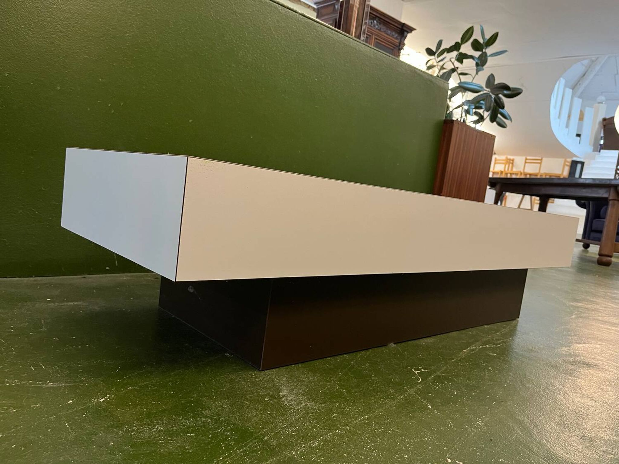 1970s jardinière table in white formica made by Roche Bobois.