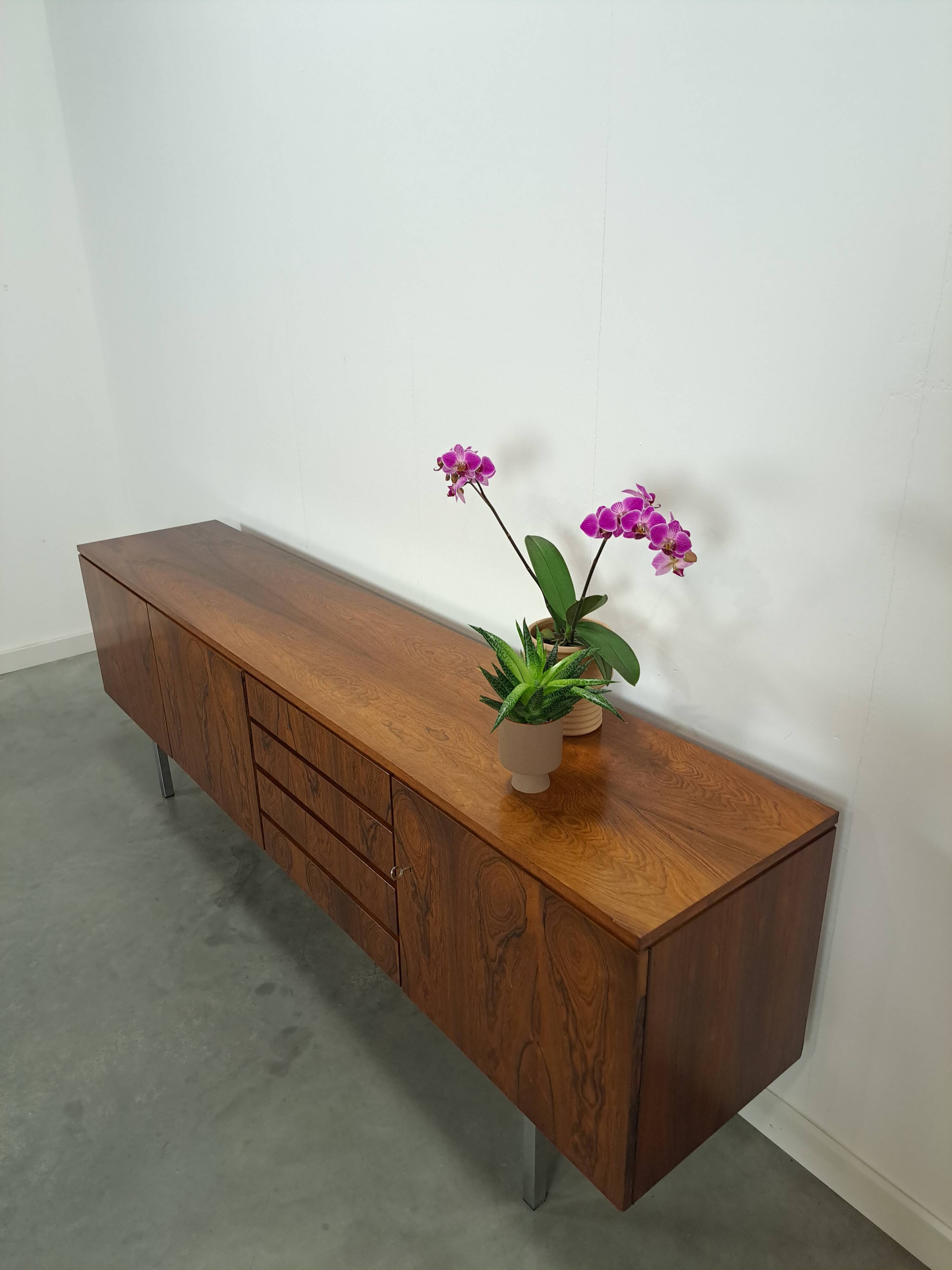 Dressoir rio palissandre plus fin avec chromen poten en lades