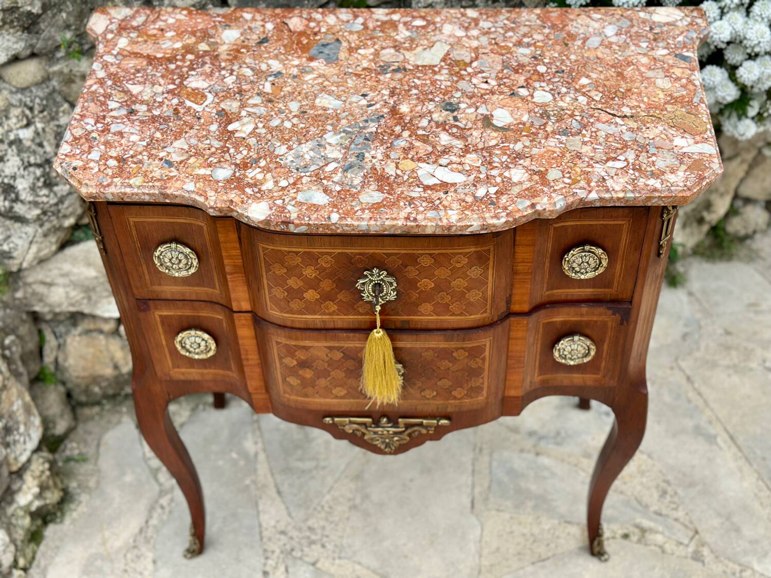 Small jump cabinet in precious wood marquetry.