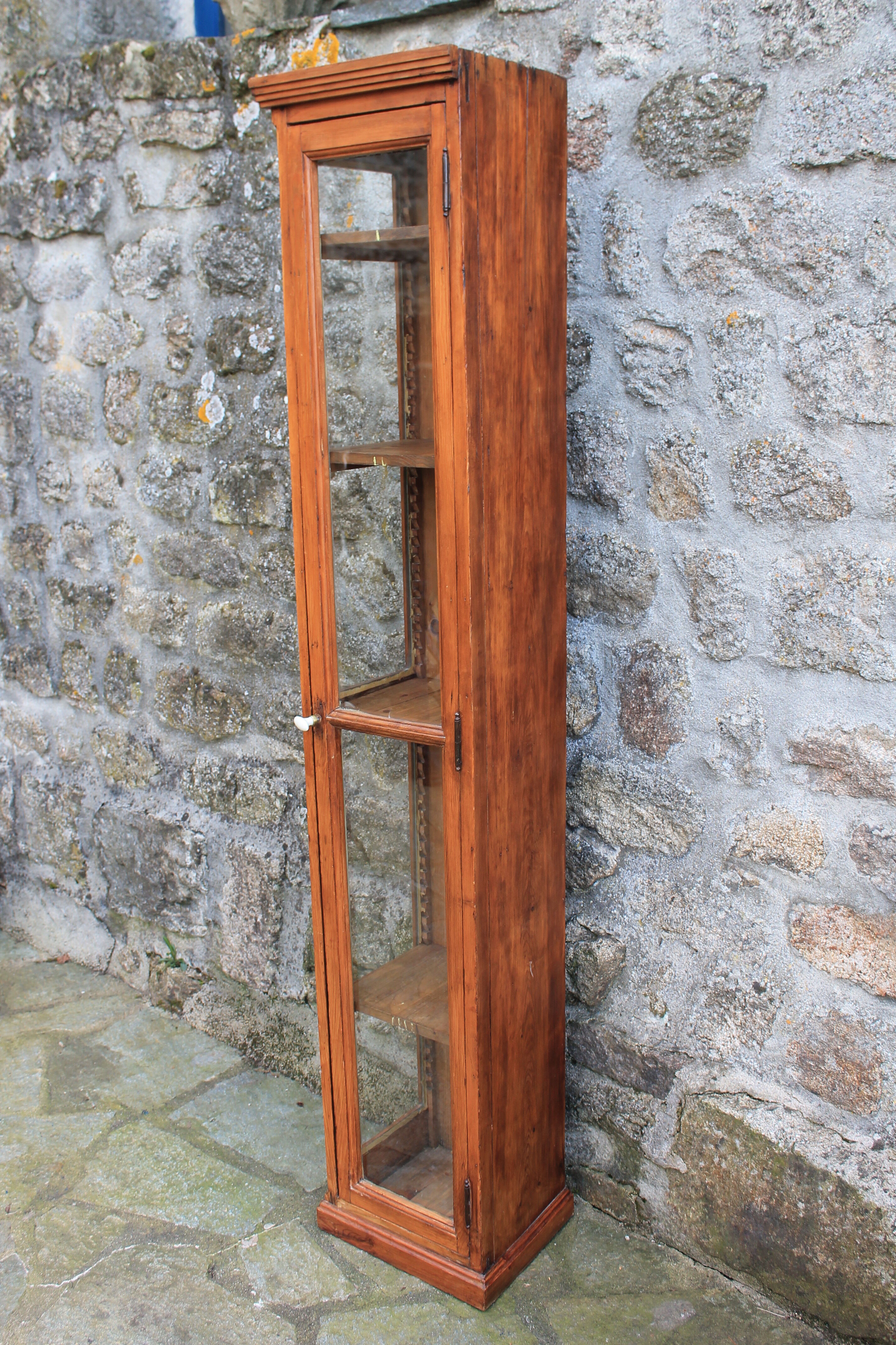 Corner store showcase