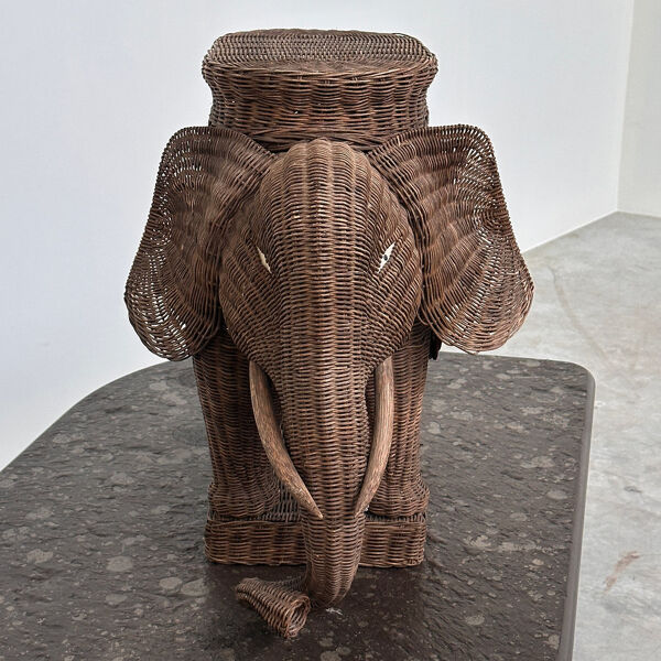 Grand support de plante éléphant en osier vintage / table d'appoint – déclaration sculpturale bohème