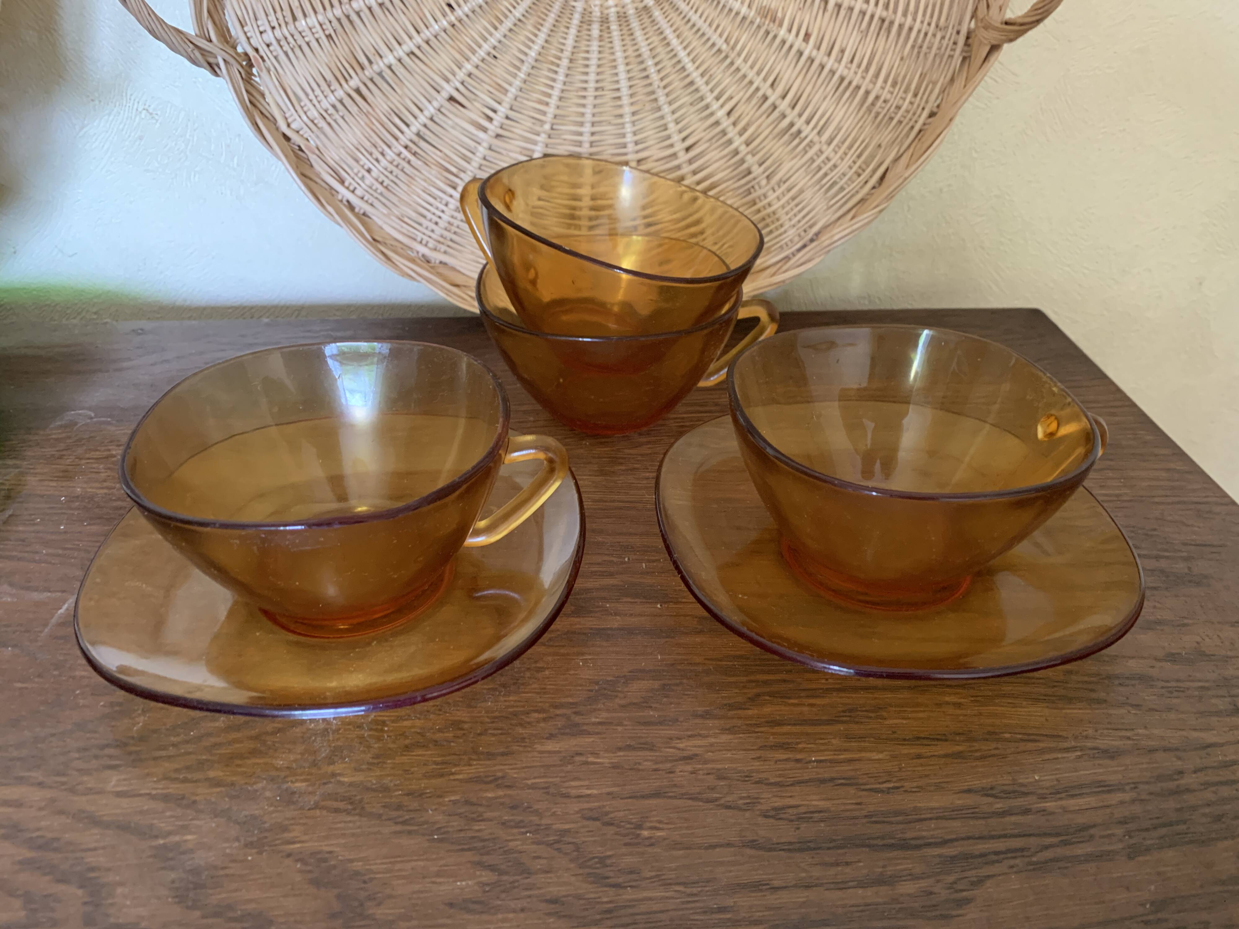 4 coffee cups, 3 saucers, 5 small and 2 large plates VERECO