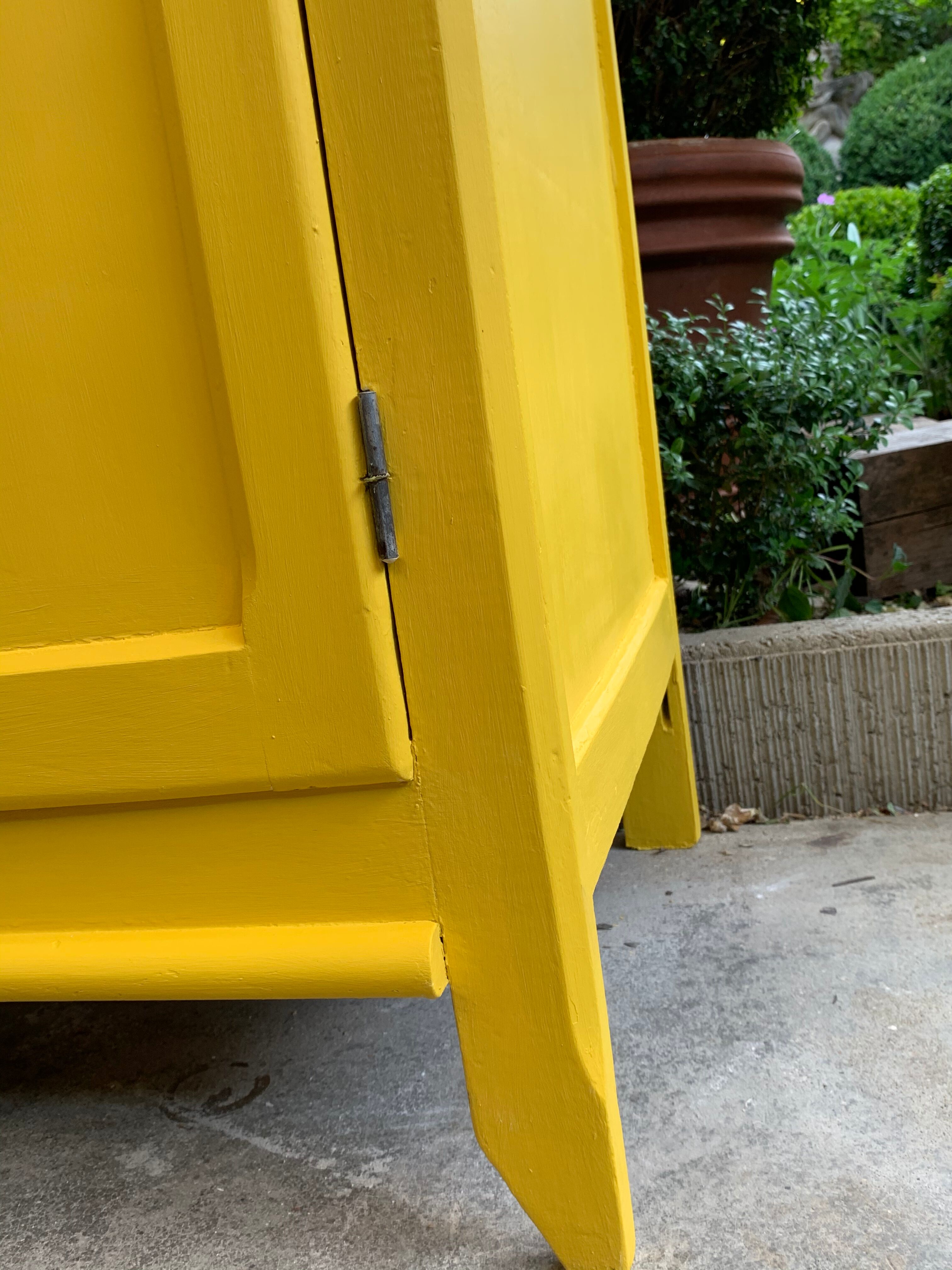 Armoire parisienne jaune poudrée 1950