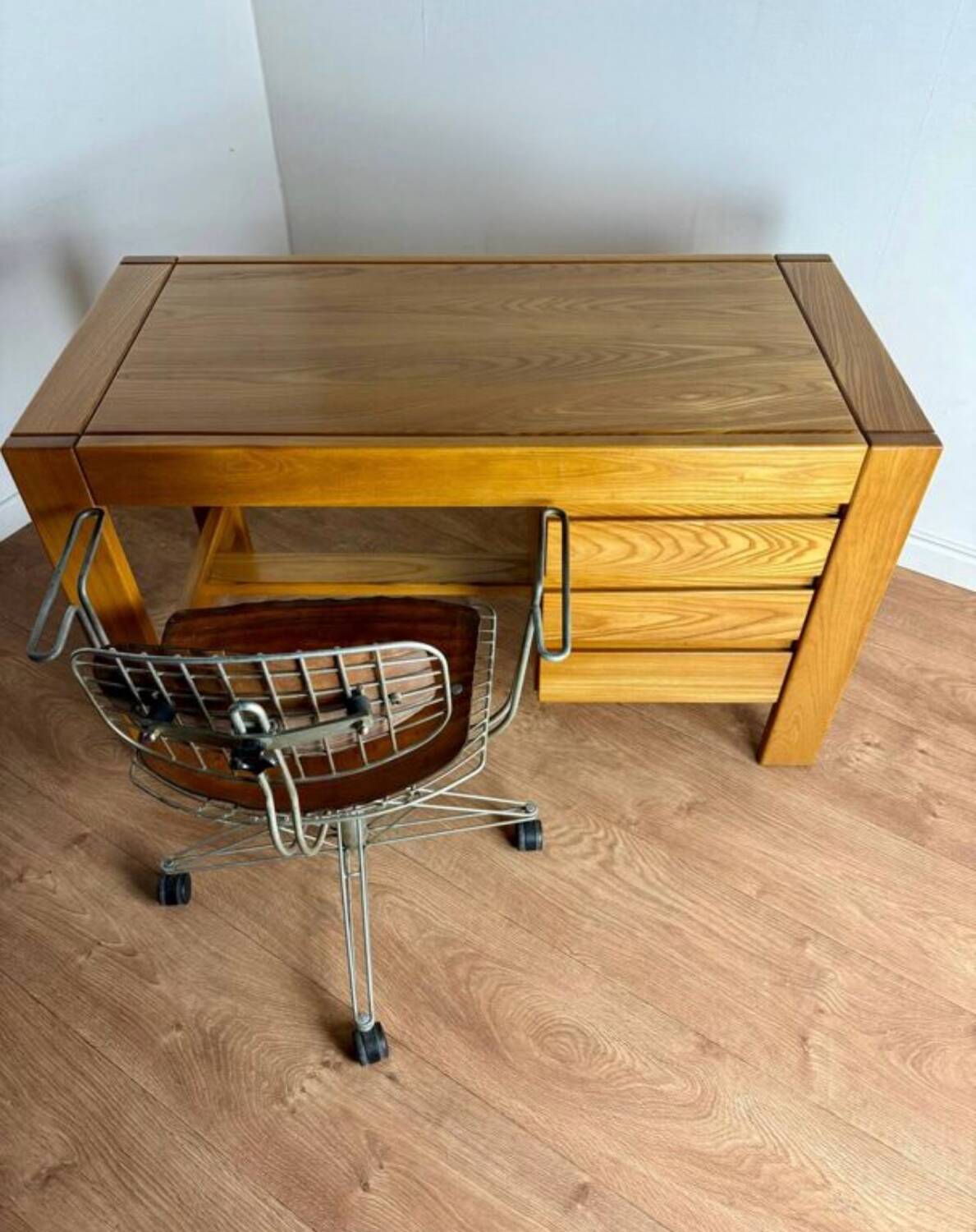 Desk made of solid elm wood