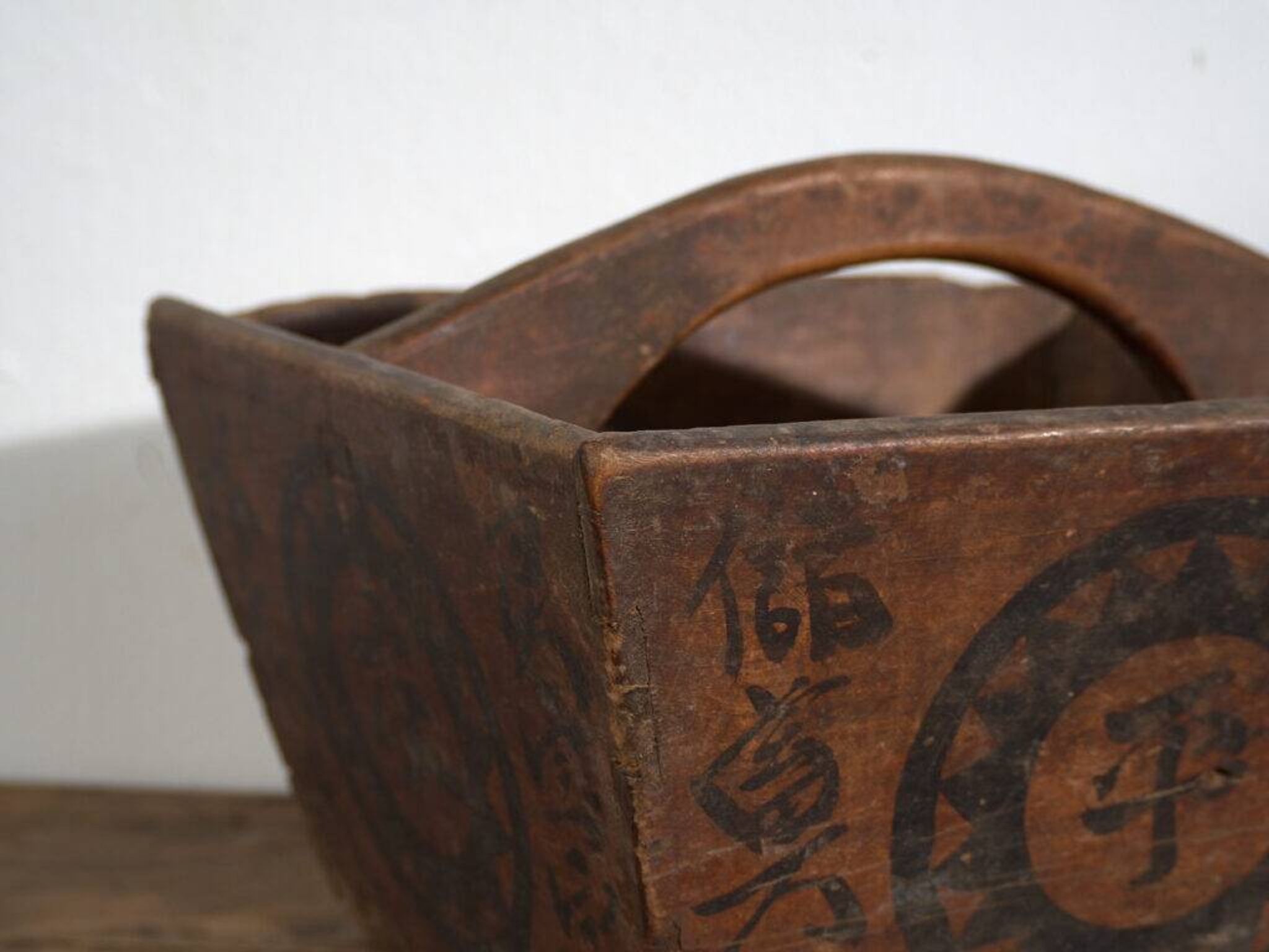Panier chinois ancien en bois peint – Chine, vers 1900