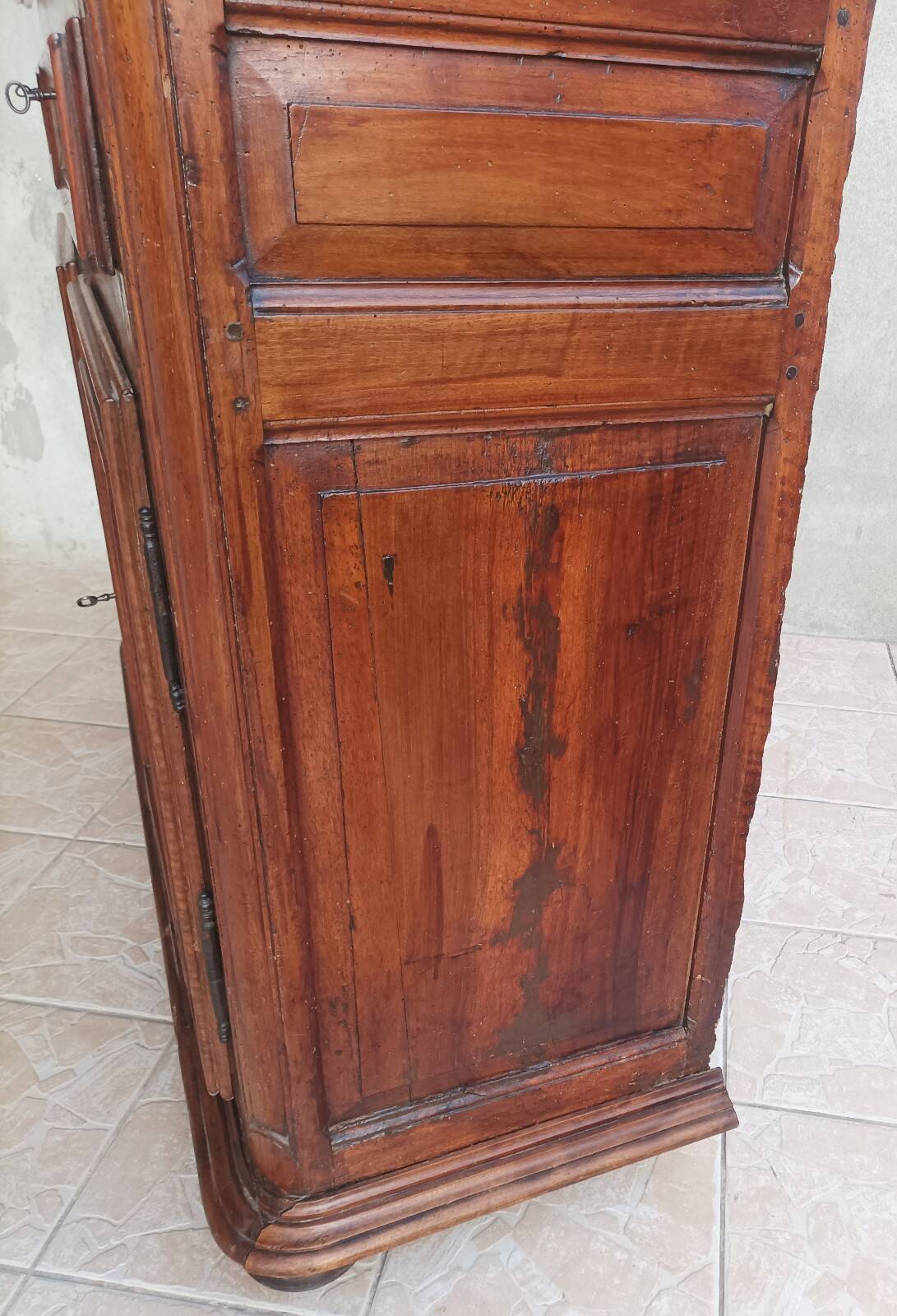 Louis XIV walnut buffet with 4 doors from the 18th century.
