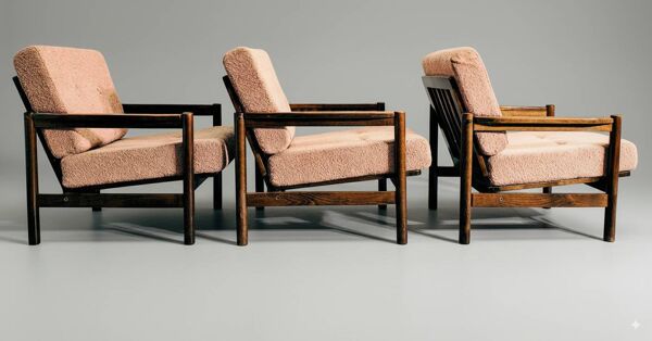 Fauteuil scandinave vintage – chêne foncé & coussins poudre