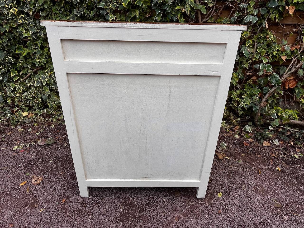 Vintage white sideboard with 2 doors and 2 drawers