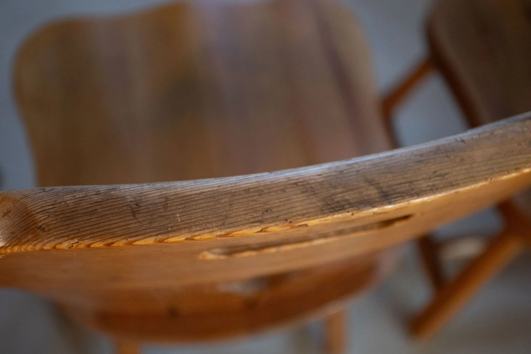 Set of four sculptural pine dining chairs – 1970s
