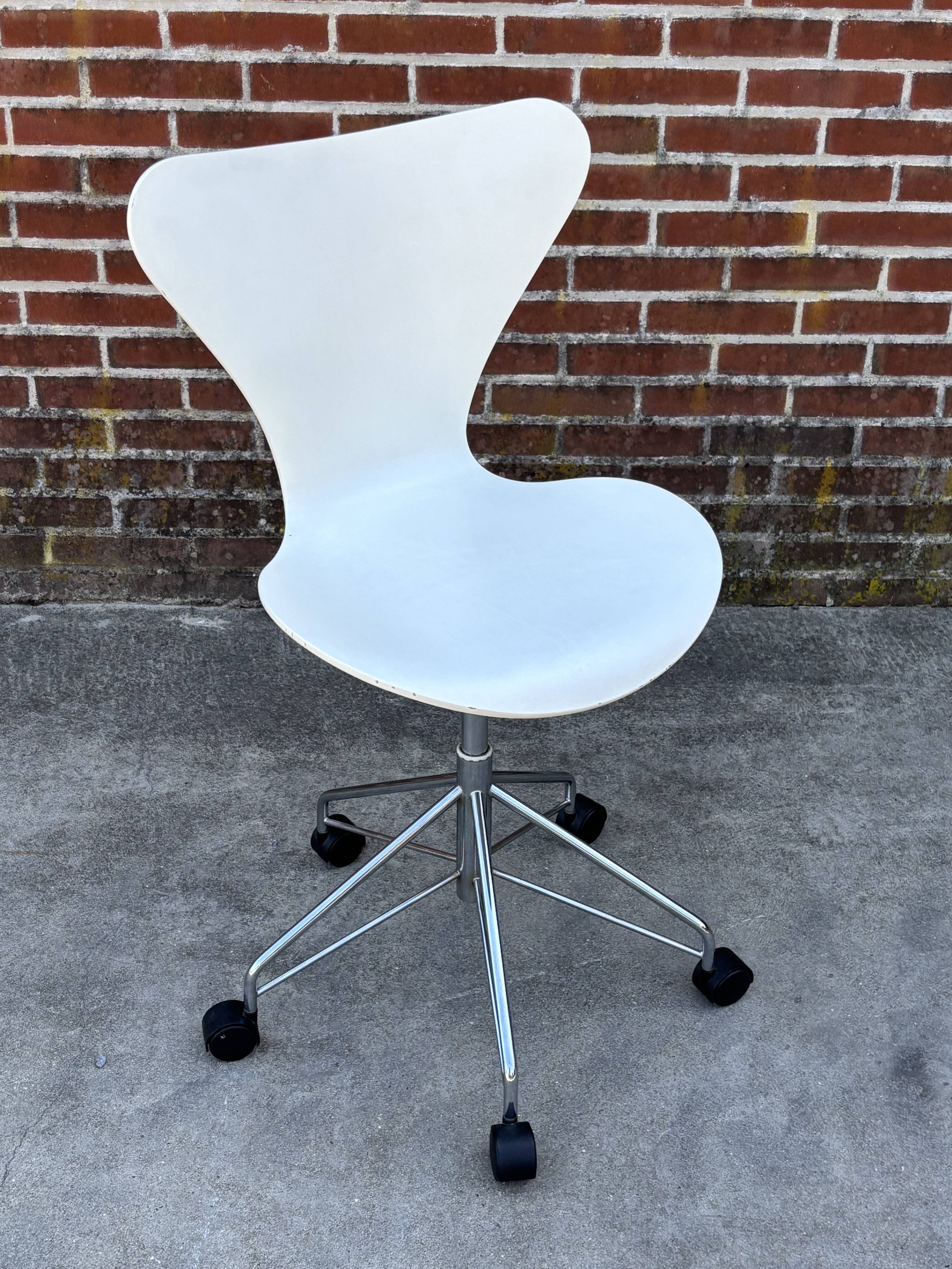 Vintage Desk Chair 3117 by Arne Jacobsen for Fritz Hansen in White