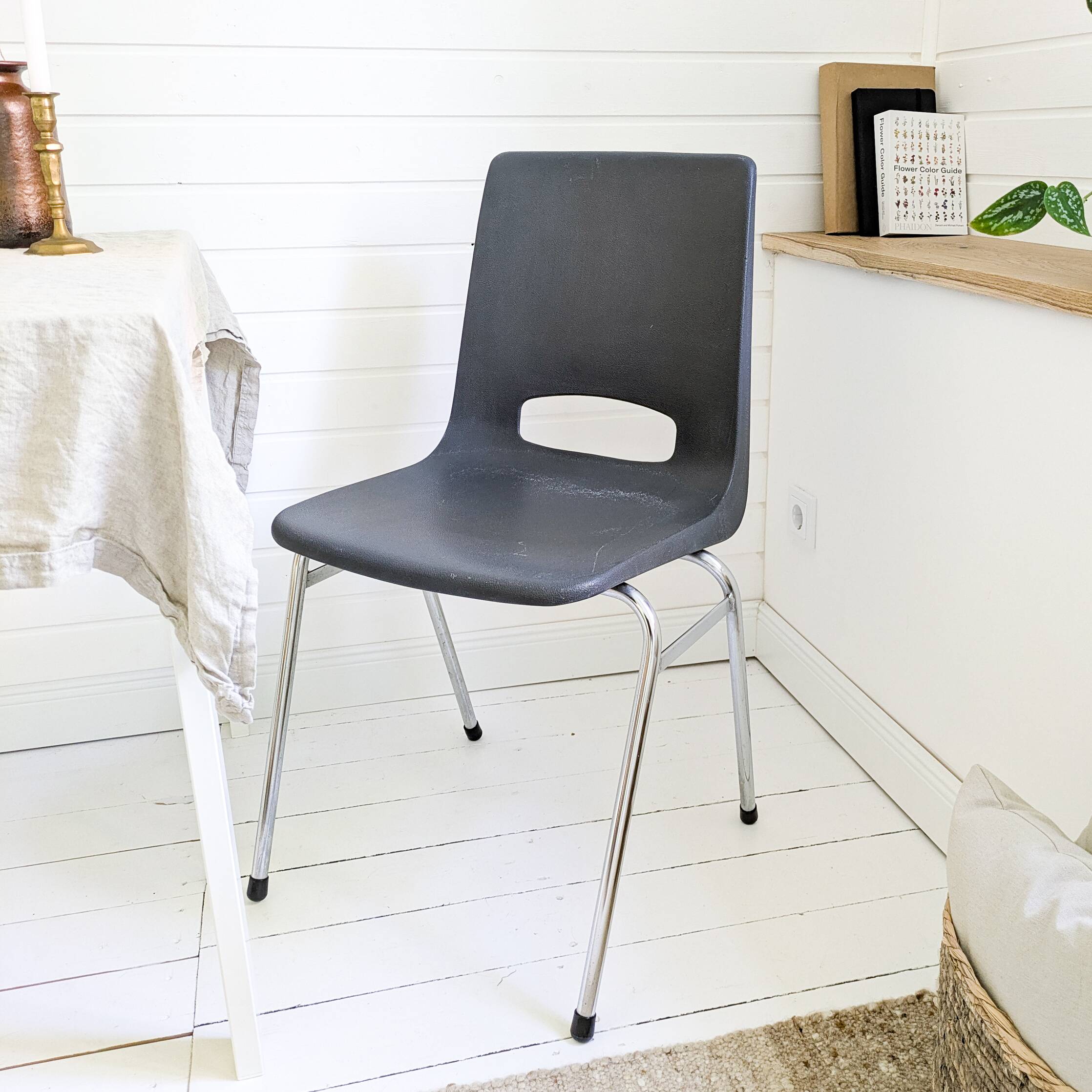 Chaise vintage Mid-Century coque plastique et piètement tubulaire