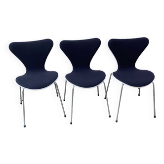 3 chaises série 7 de Arne Jacobsen pour Fritz Hansen, tissu Kvadrat bleu marine
