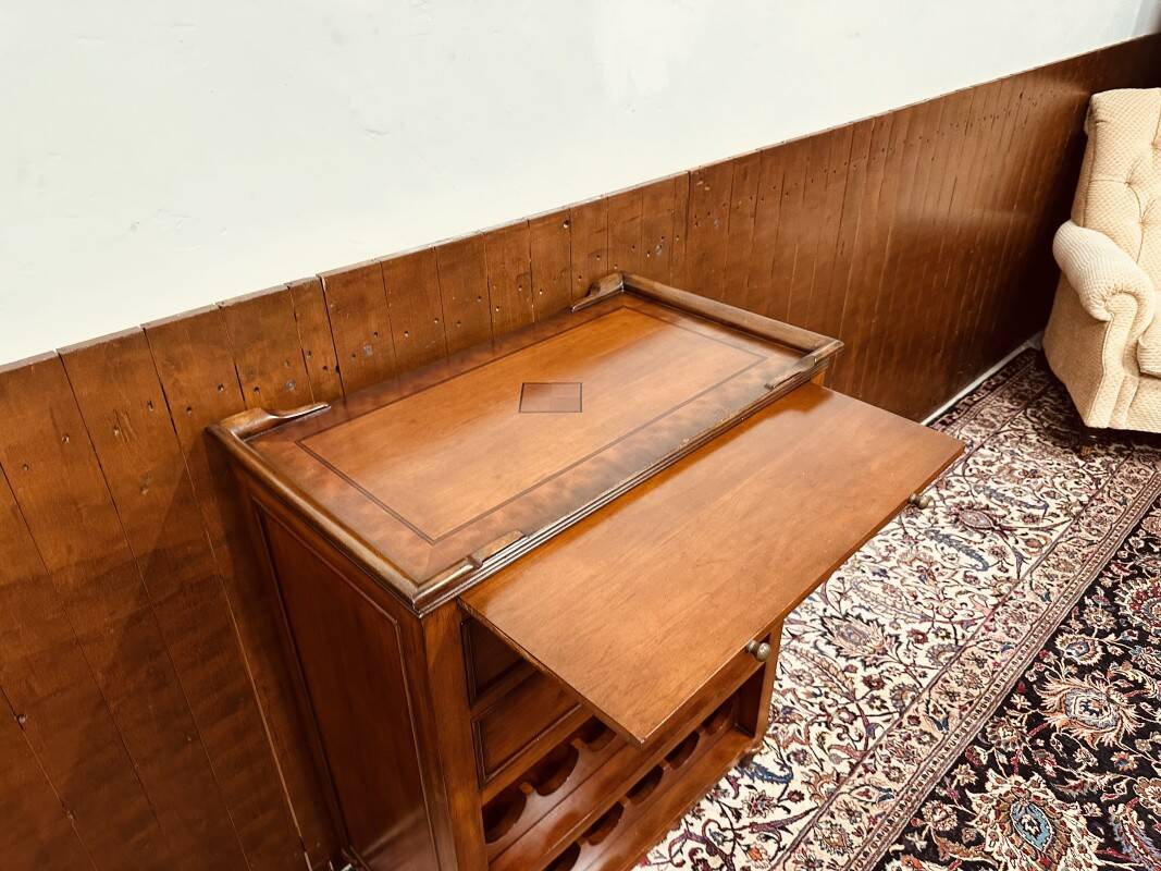 Armoire à vin anglaise classique