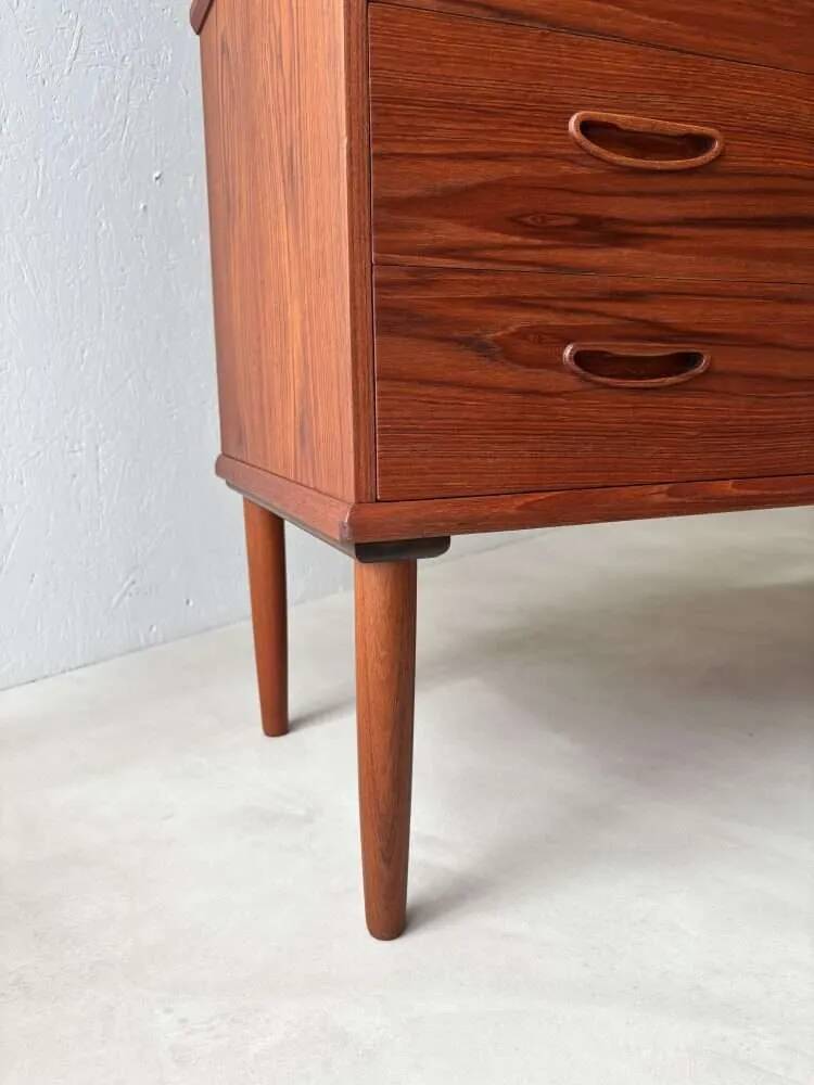 Commode en teck entièrement rénovée au design vintage des années 1960.