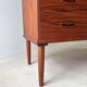 Commode en teck entièrement rénovée au design vintage des années 1960.