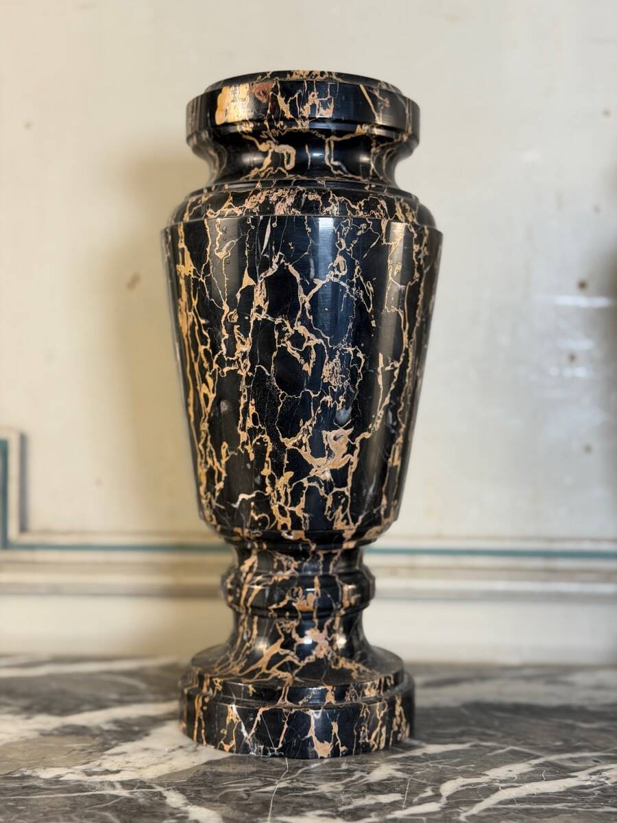 Paire de vases en marbre Portor, vers 1920