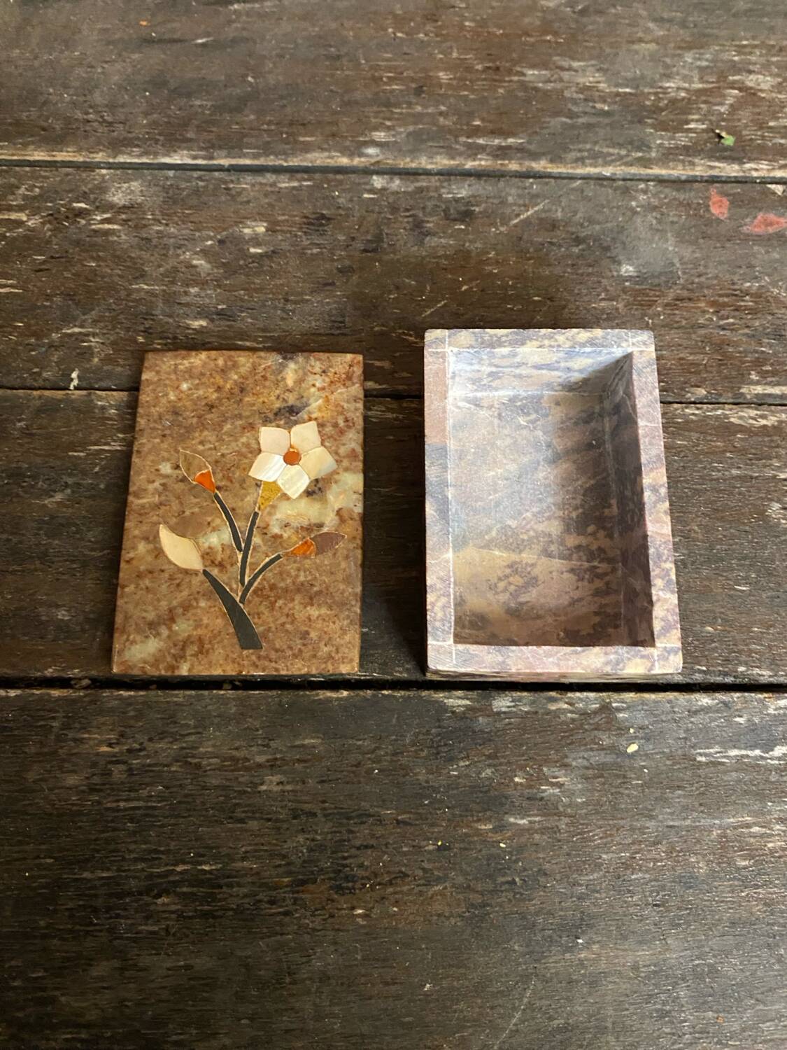 Boite ancienne en stéatite à décor de fleurs incrustées en nacre