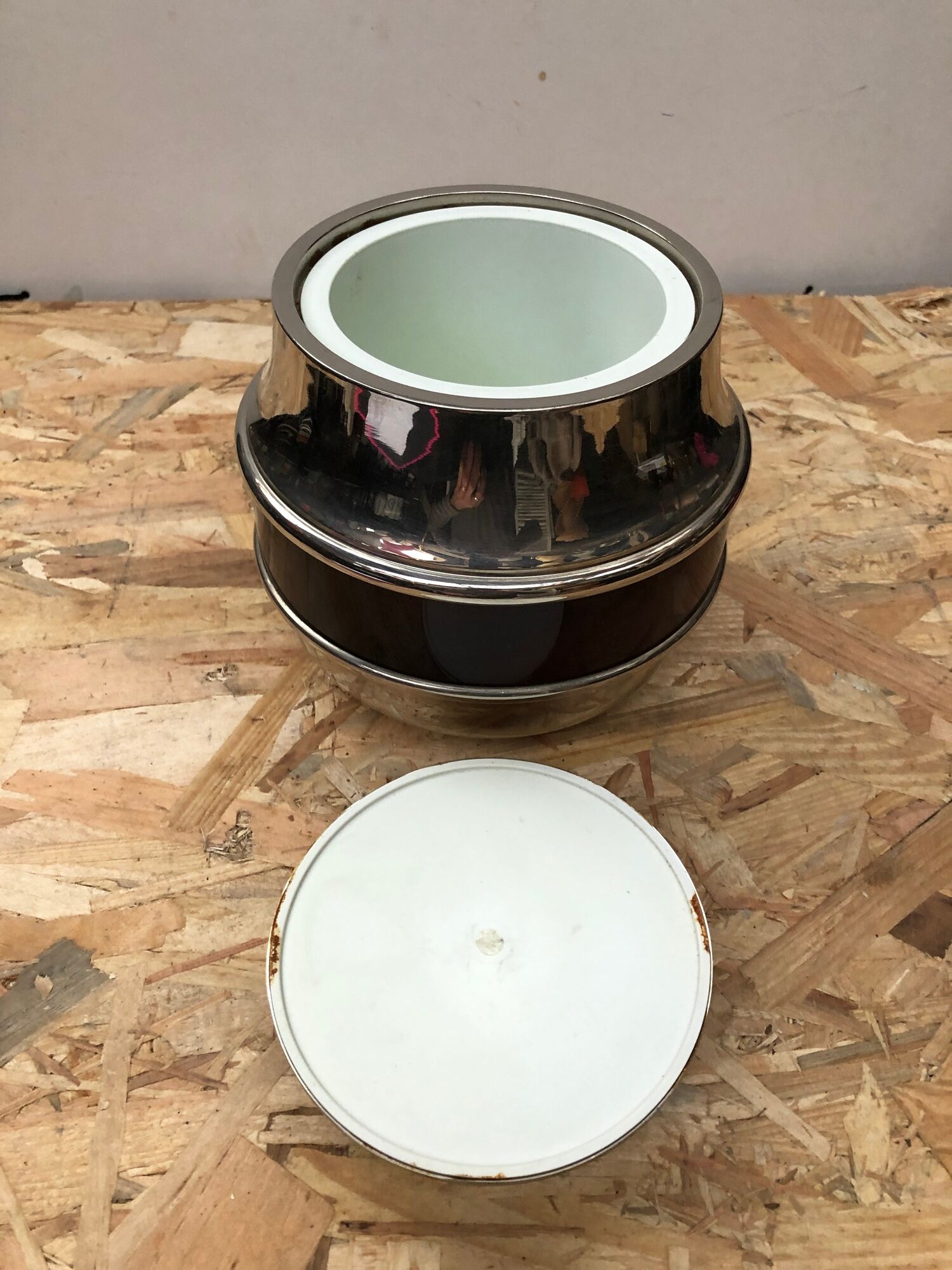 Old bucket with glacons deco maella plastic bordeaux