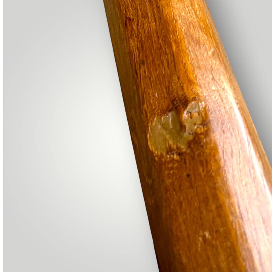 Tabouret tripode brutaliste en bois massif signé Gilson –  années 50