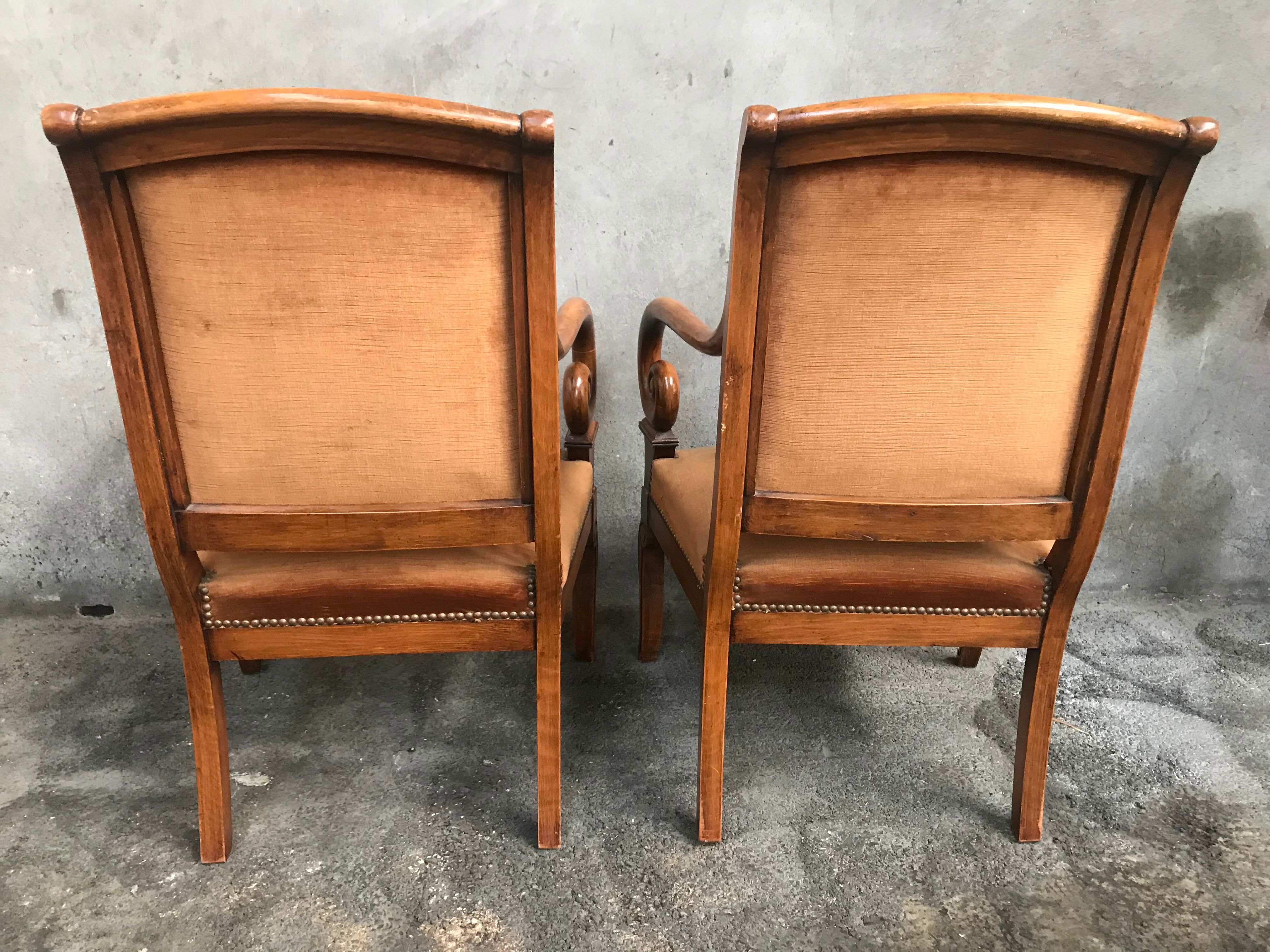 Paire de fauteuils de style restauration en velours