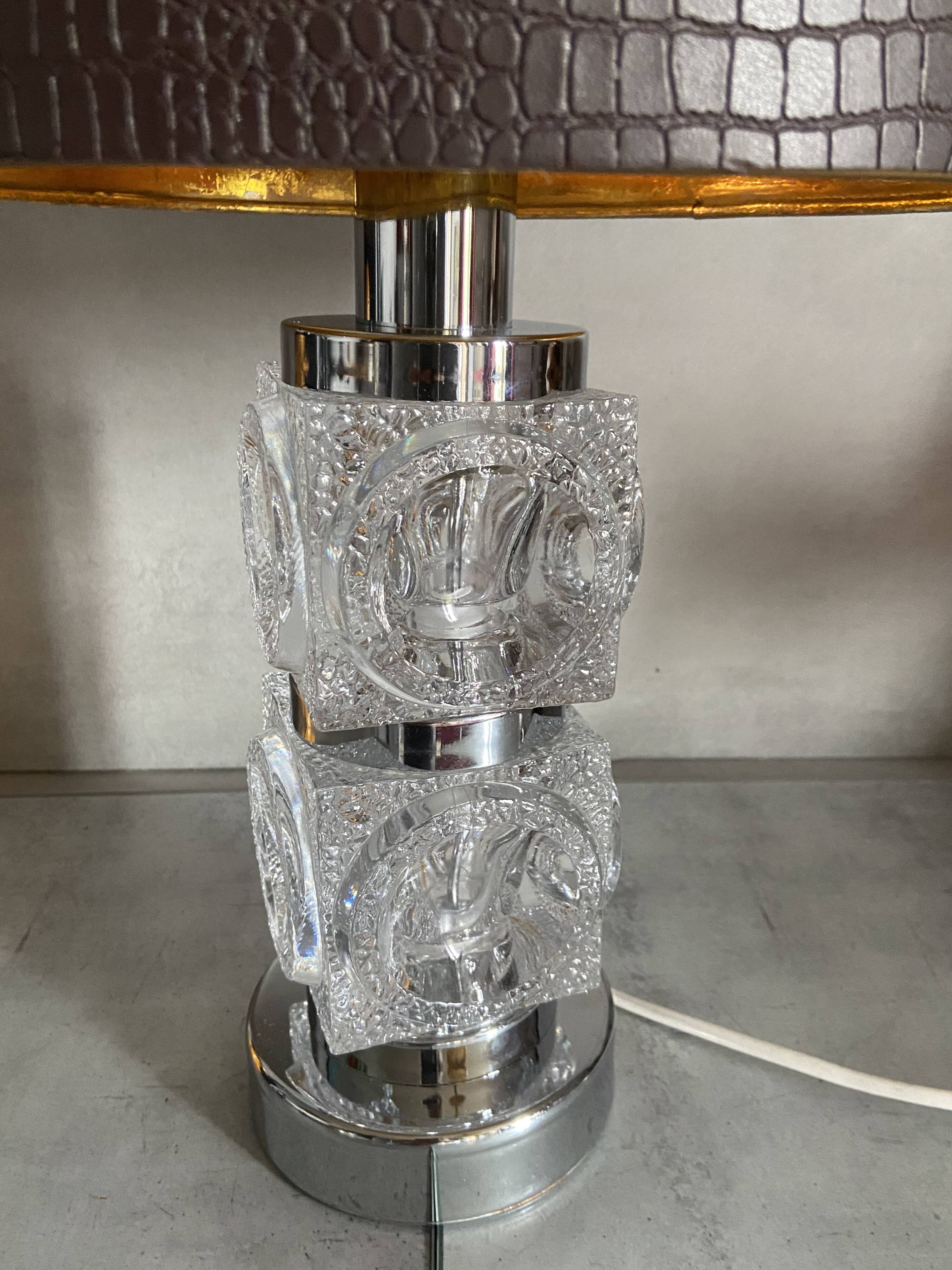 Lampe de table moderniste en verre texturé et chrome Peill & P