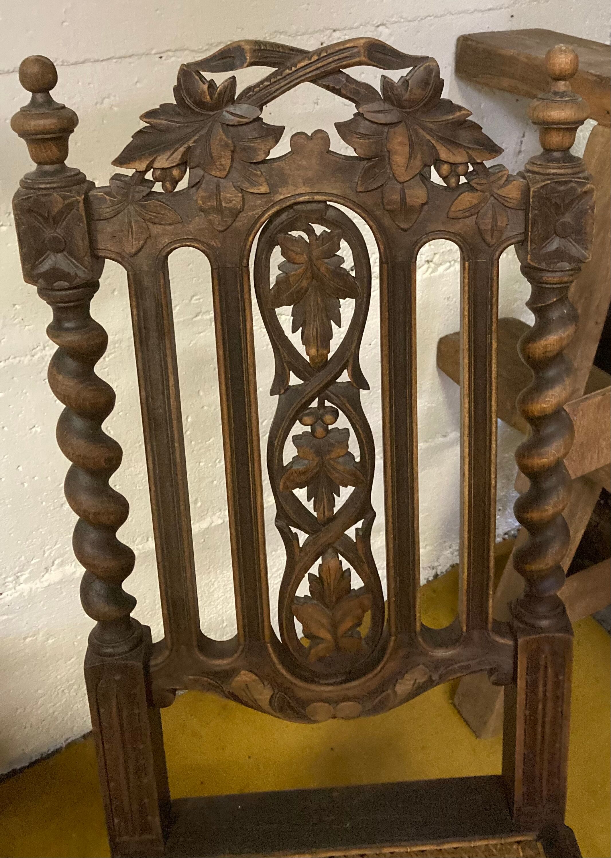 Duo de chaises bois sculpté