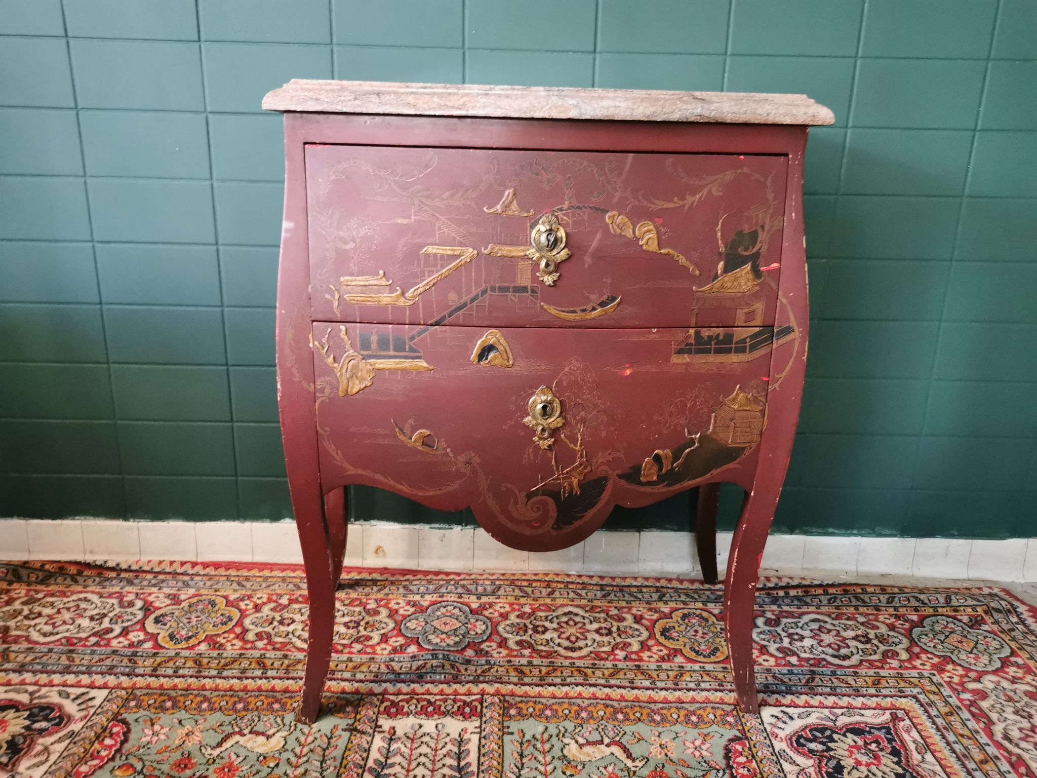 French XIX jumping chest of drawers in Chinese lacquer ox and golden blood