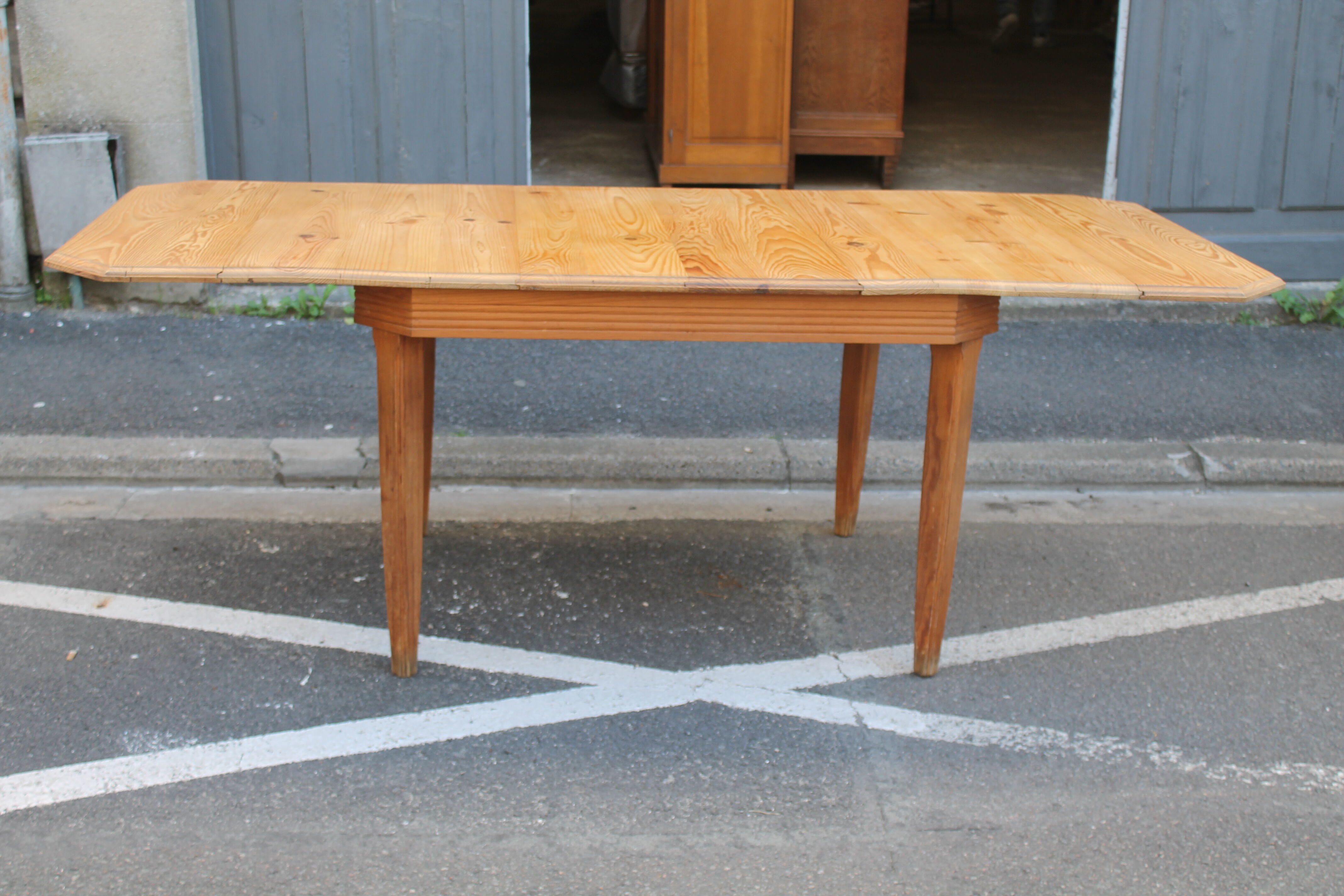 Solid pine stretch table