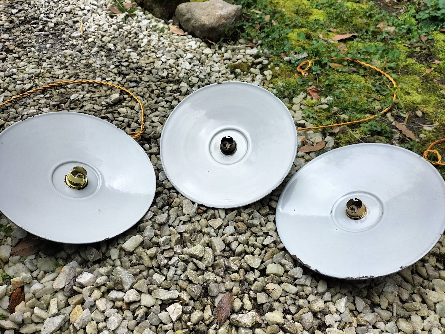 3 enamelled sheet metal suspensions