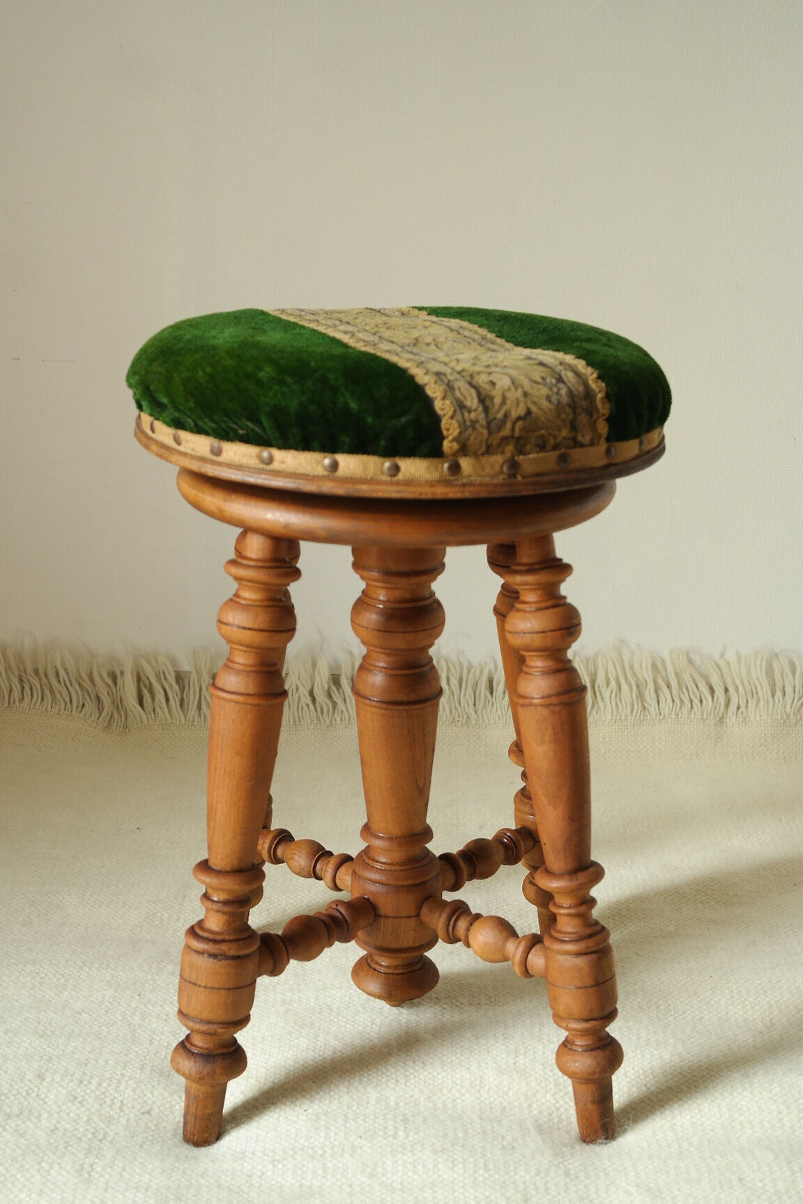 Napoleon III piano stool