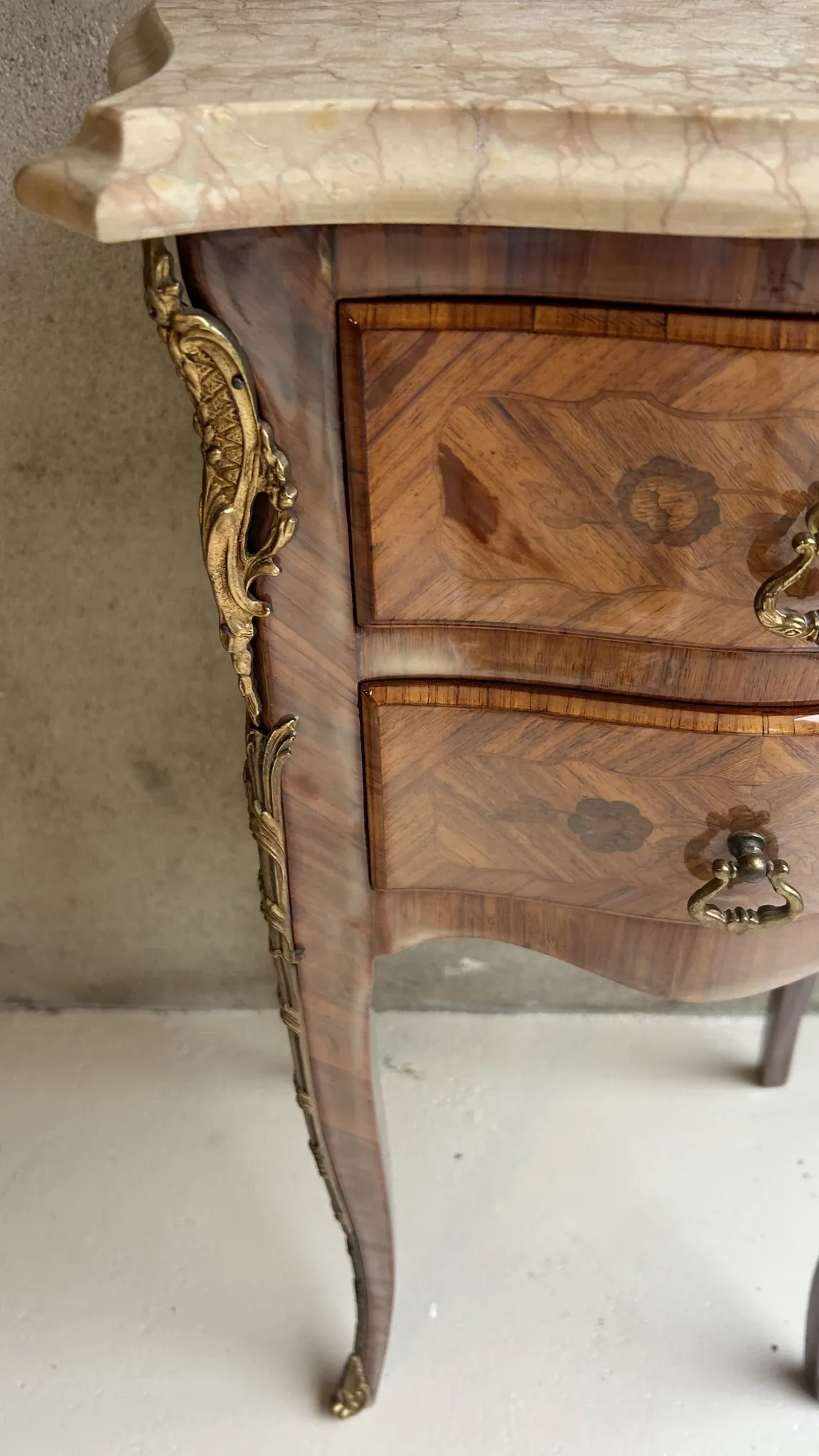 Table de chevet  style Louis XV en marqueterie et plateau m