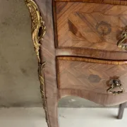 Table de chevet  style Louis XV en marqueterie et plateau m