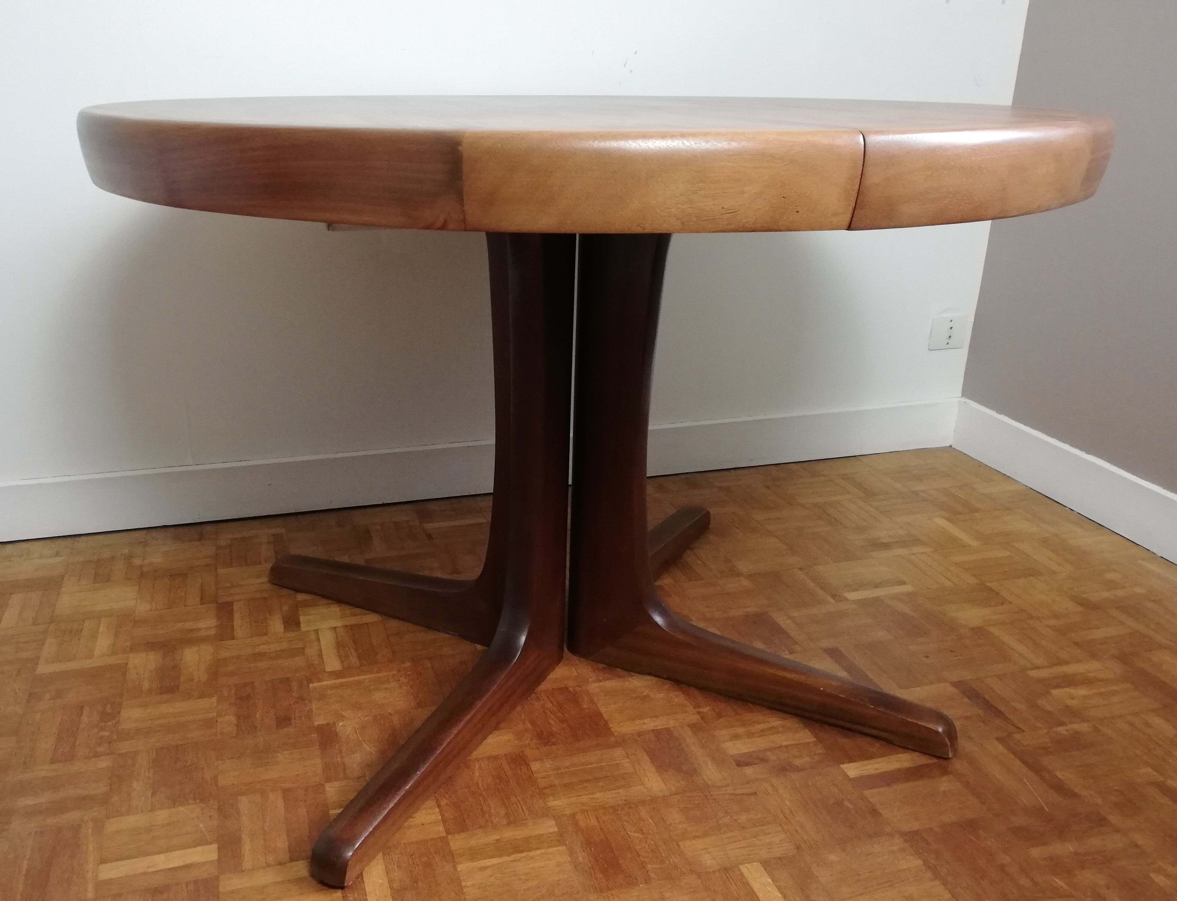 Central-footed rosewood round table