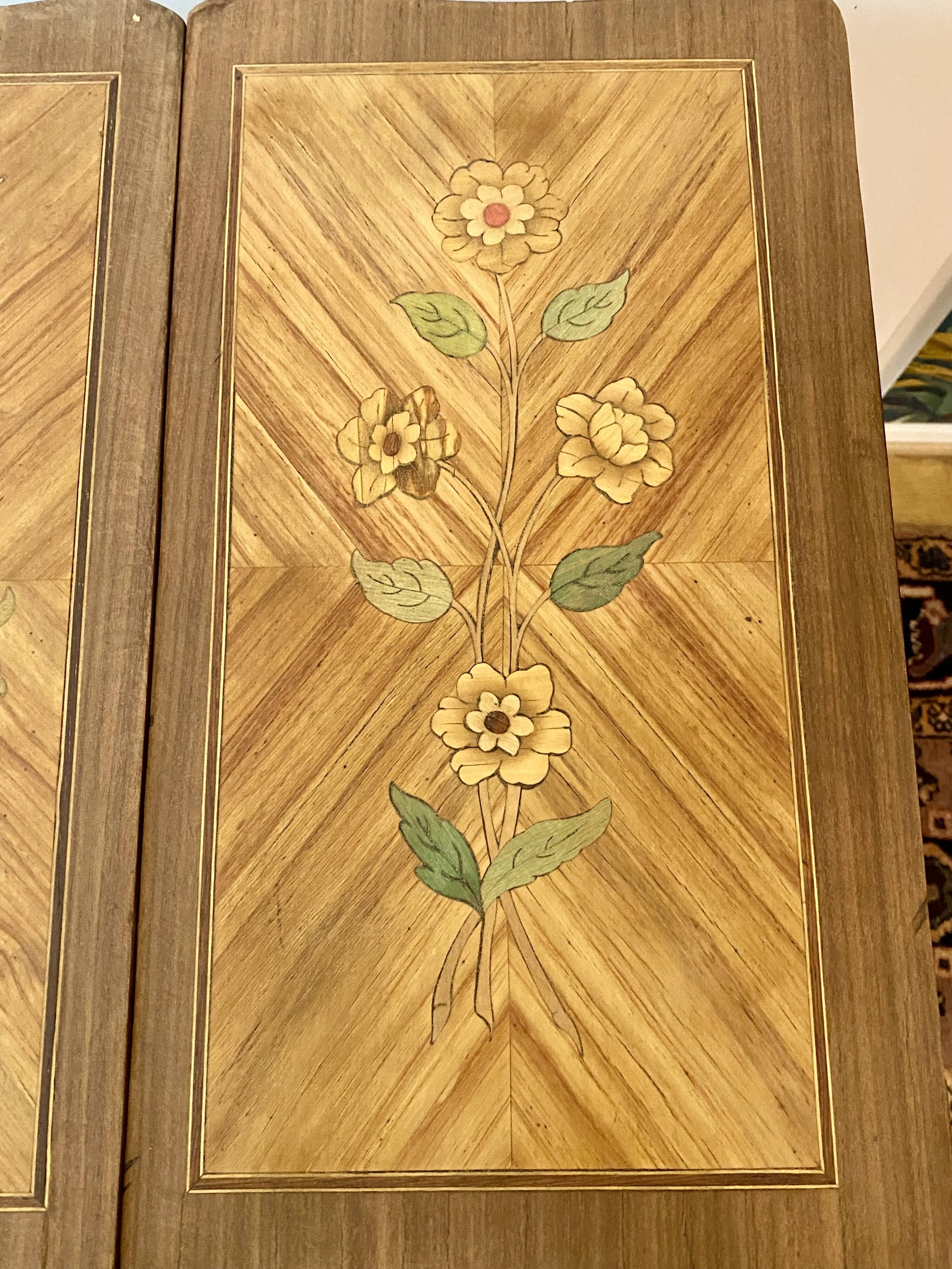 Coiffeuse en marqueterie de fleurs style Louis XV