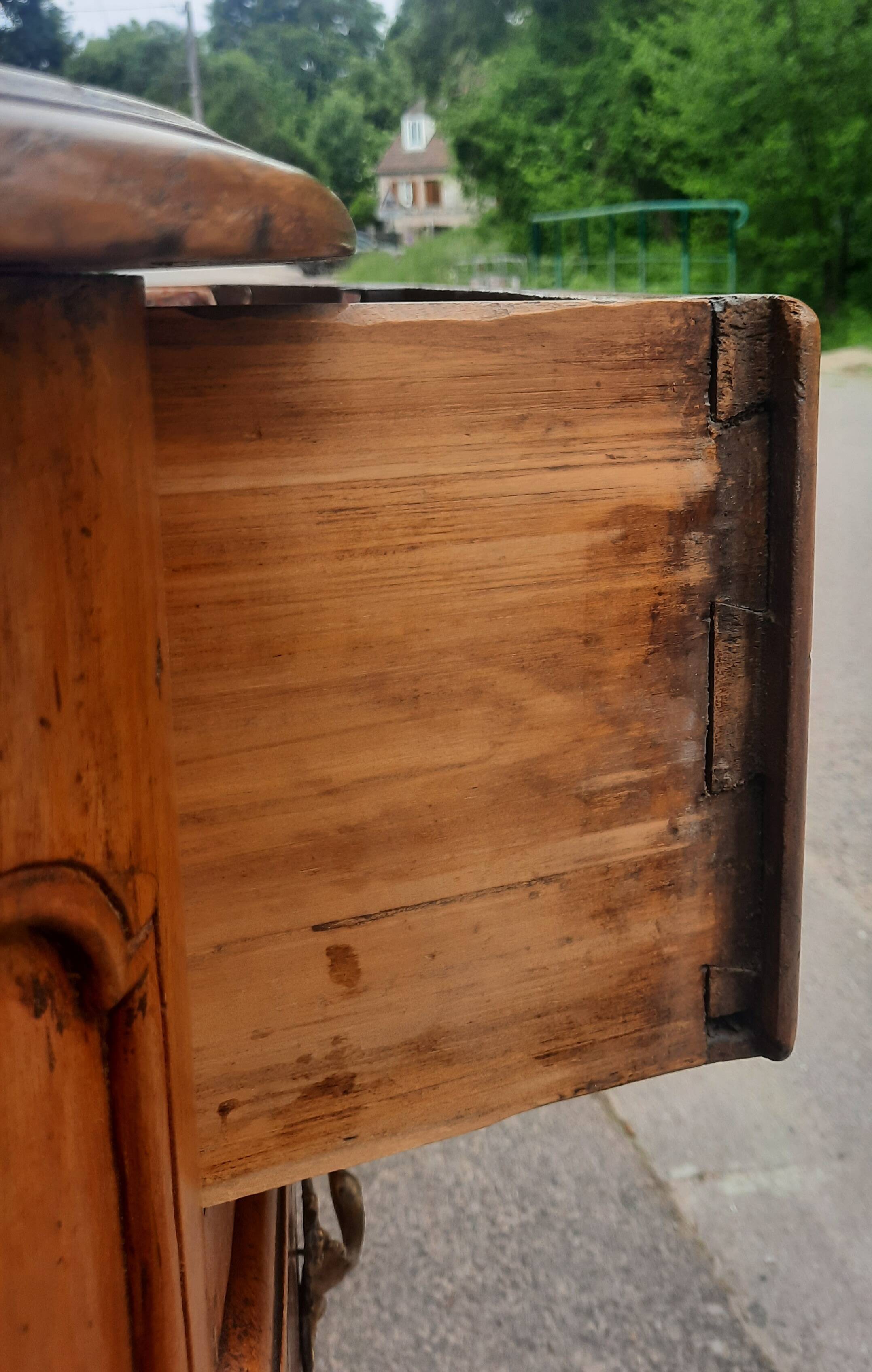 Commode en noyer massif, XVIIIème s.