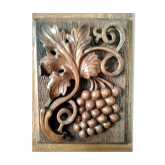 Bas relief en bois, grappe de raisin sculpté