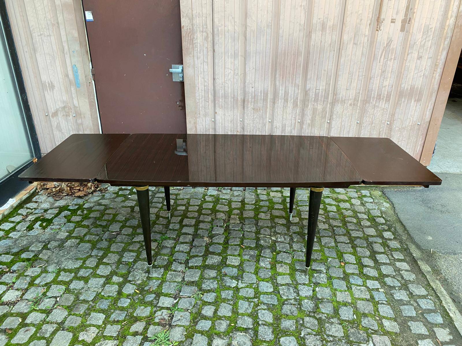 Scandinavian extendable dining table made of solid wood and rosewood effect.