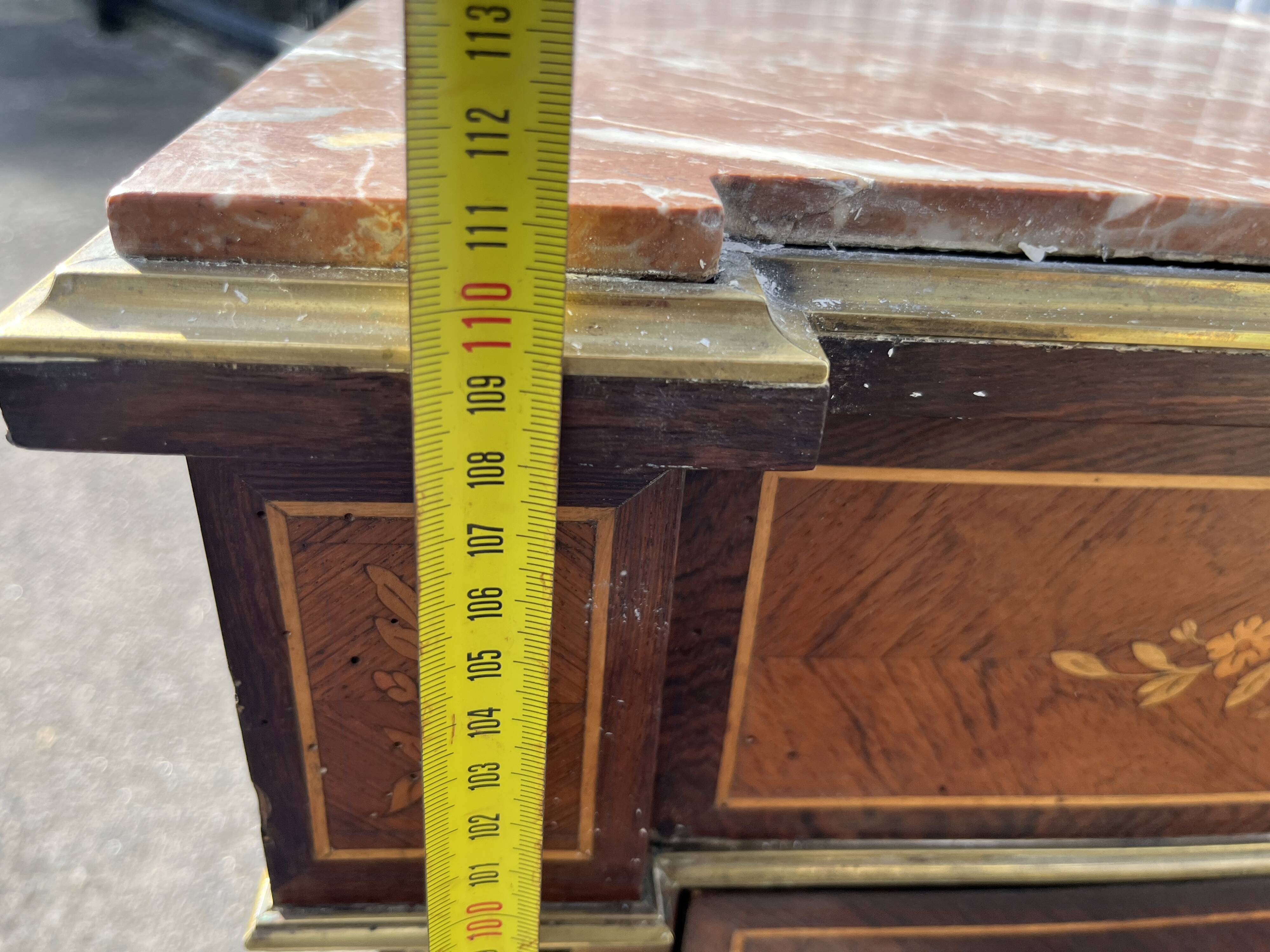 Support furniture with rosewood marquetry and marble top in the Napoléon III style.