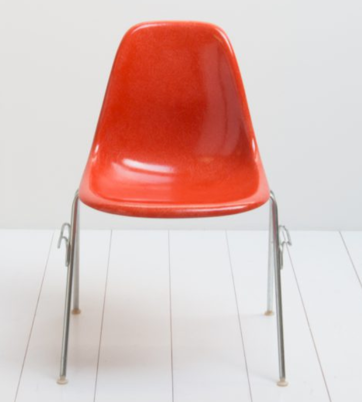 Chaise Eames produite par Herman Miller rouge